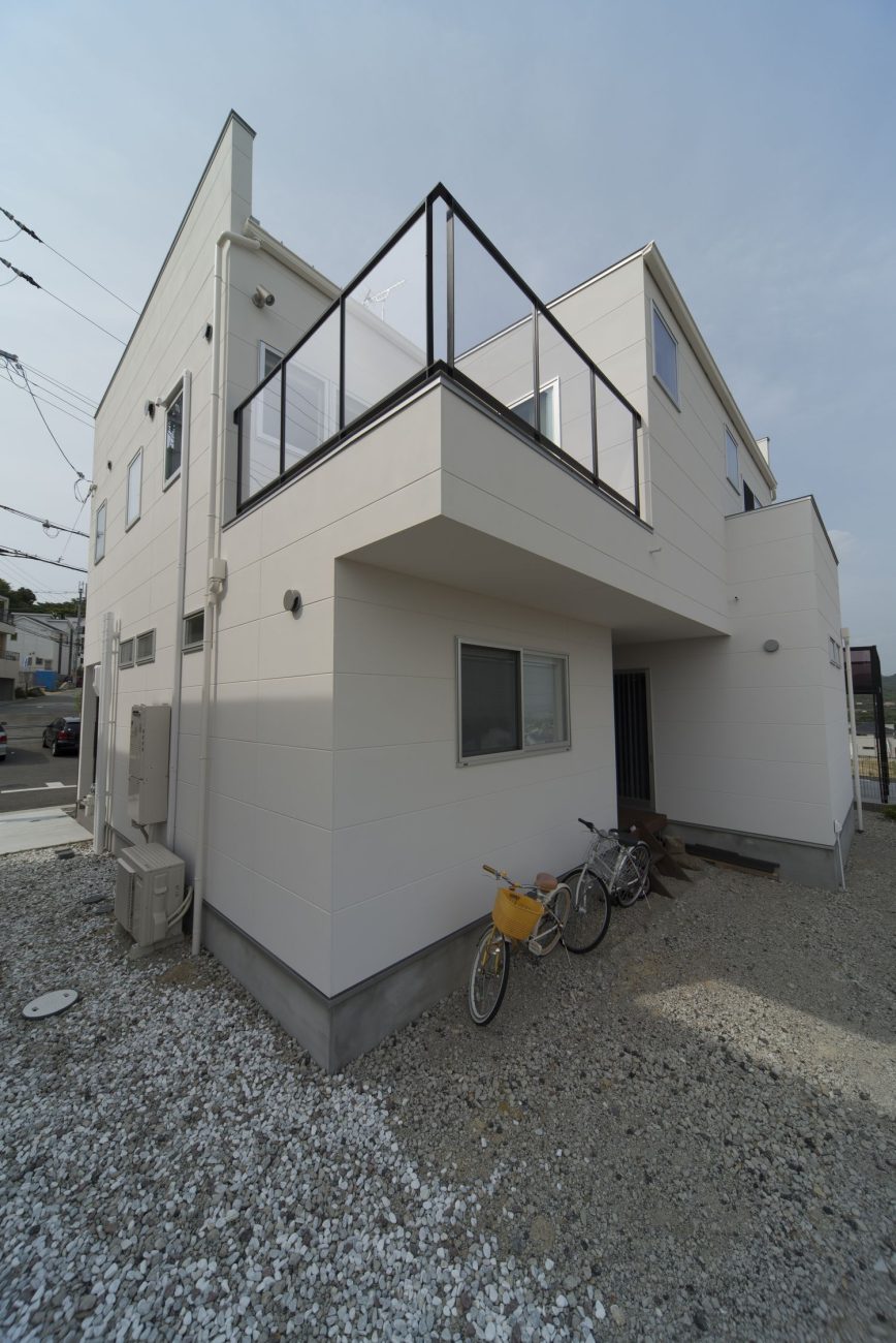デザイン住宅建築実例_外観・注文住宅『CASE311 白とルーバー』の建築実例・施⼯例の写真・建物外観全体