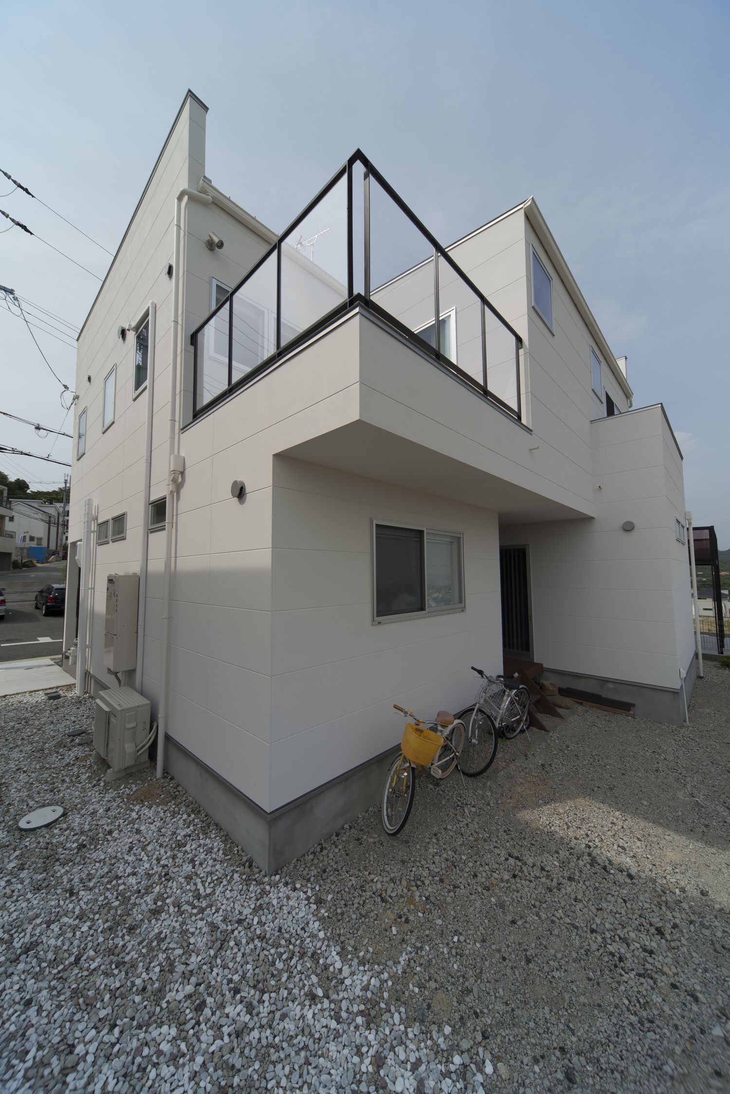 デザイン住宅建築実例_外観・注文住宅『CASE311 白とルーバー』の建築実例・施⼯例の写真・建物外観全体