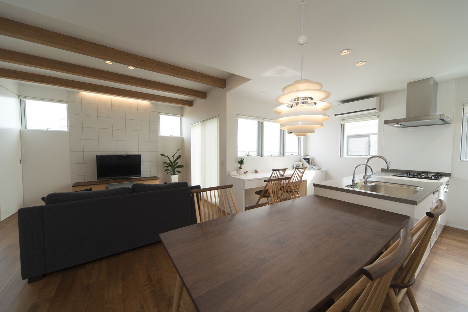 木のダイニングテーブルがあるシンプルでおしゃれなLDK・デザイン住宅