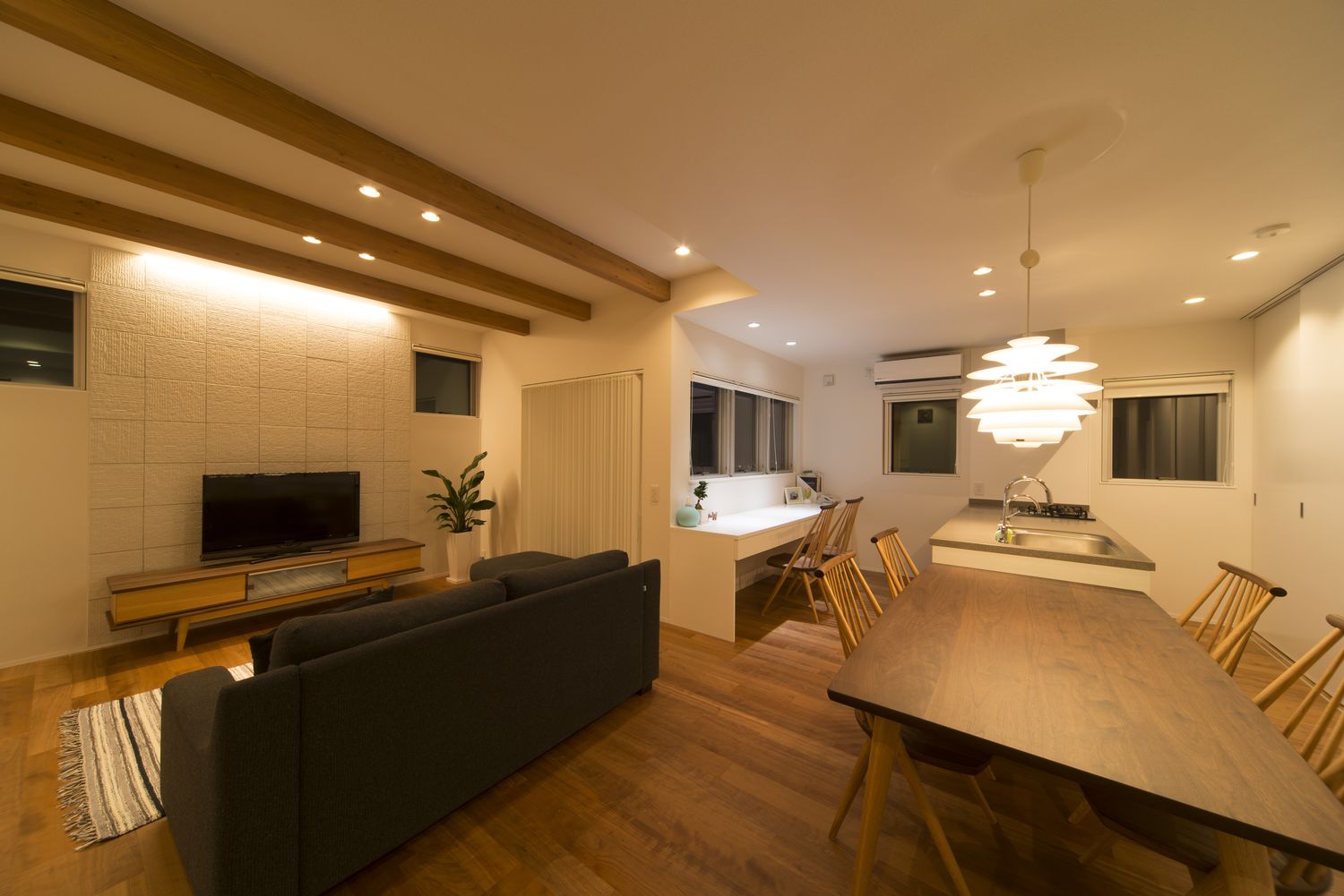 ペンダントライトや間接照明がおしゃれなLDK・デザイン住宅