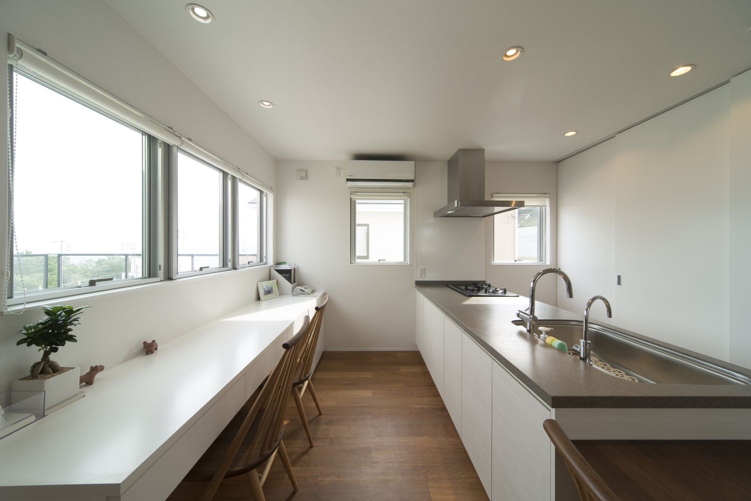 窓際にデスクを取り付けたLDK・デザイン住宅