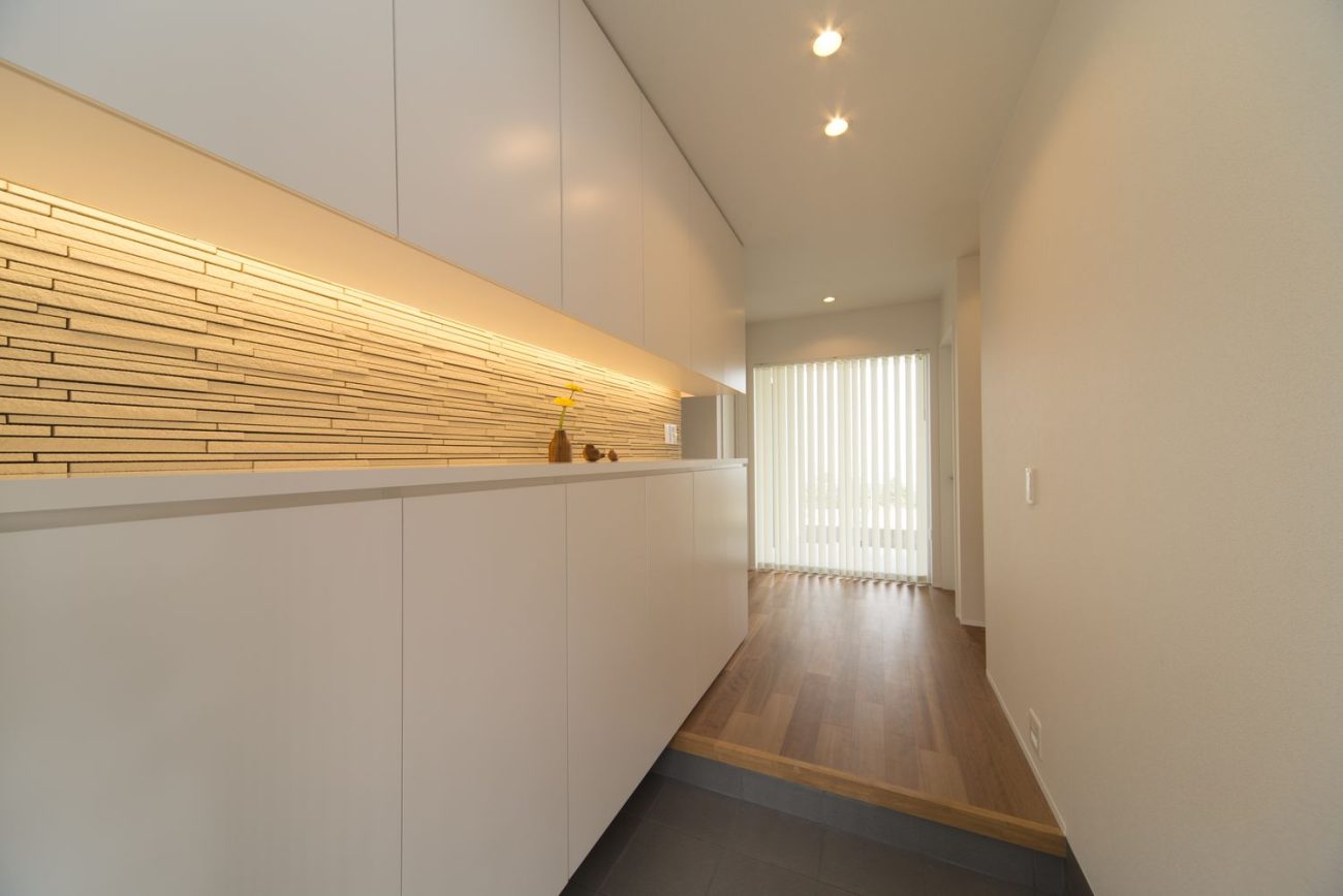 正面に窓があるシンプルでおしゃれな玄関・デザイン住宅