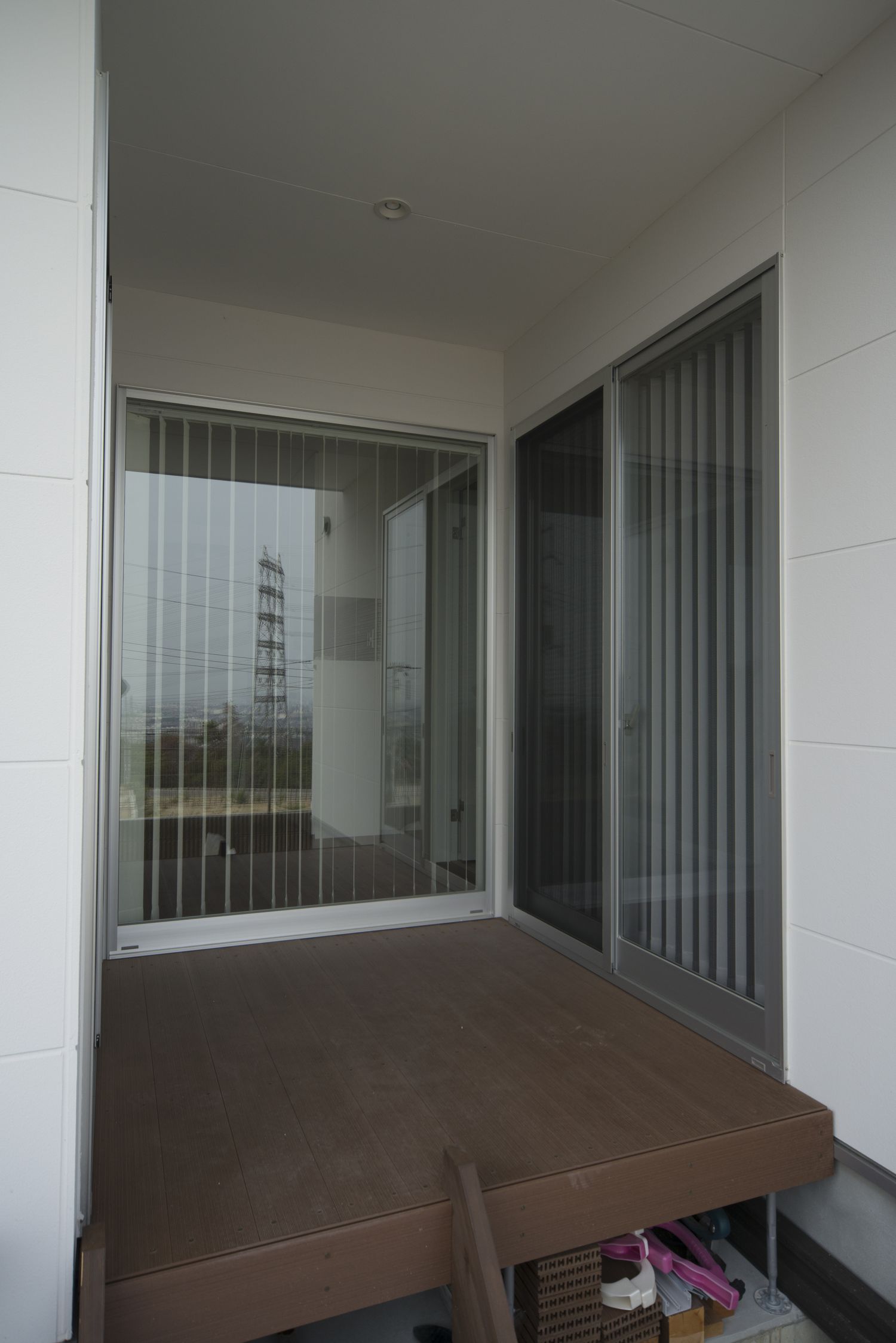 室内と繋がる小さなウッドデッキの中庭・デザイン住宅