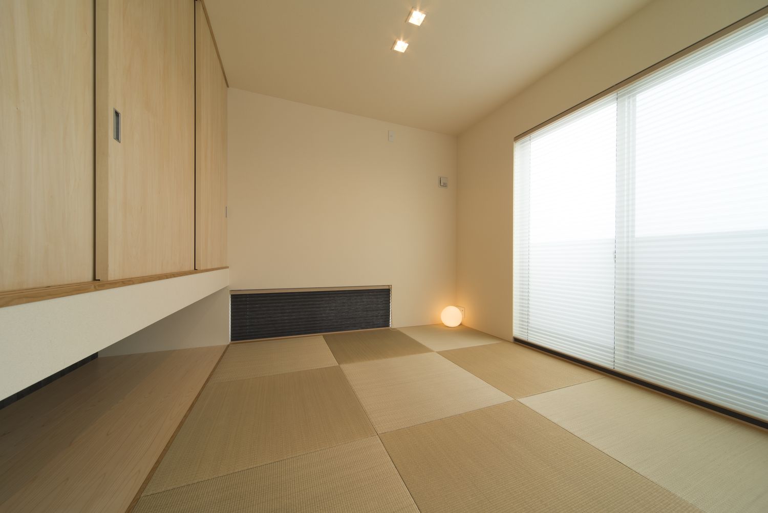 丸い間接照明を床に置いた窓付きの琉球畳のモダンな和室・デザイン住宅