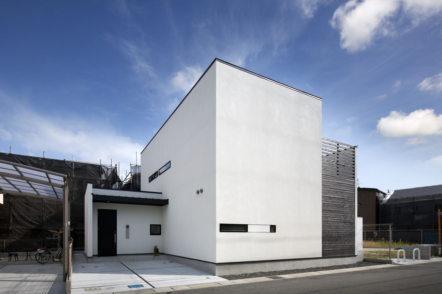 窓がない白いキューブ状の外観の家・デザイン住宅