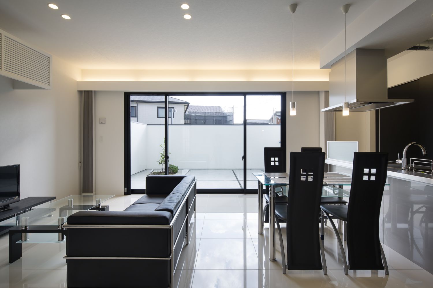 中庭に面した大きな窓がある明るくて開放的なLDK・デザイン住宅