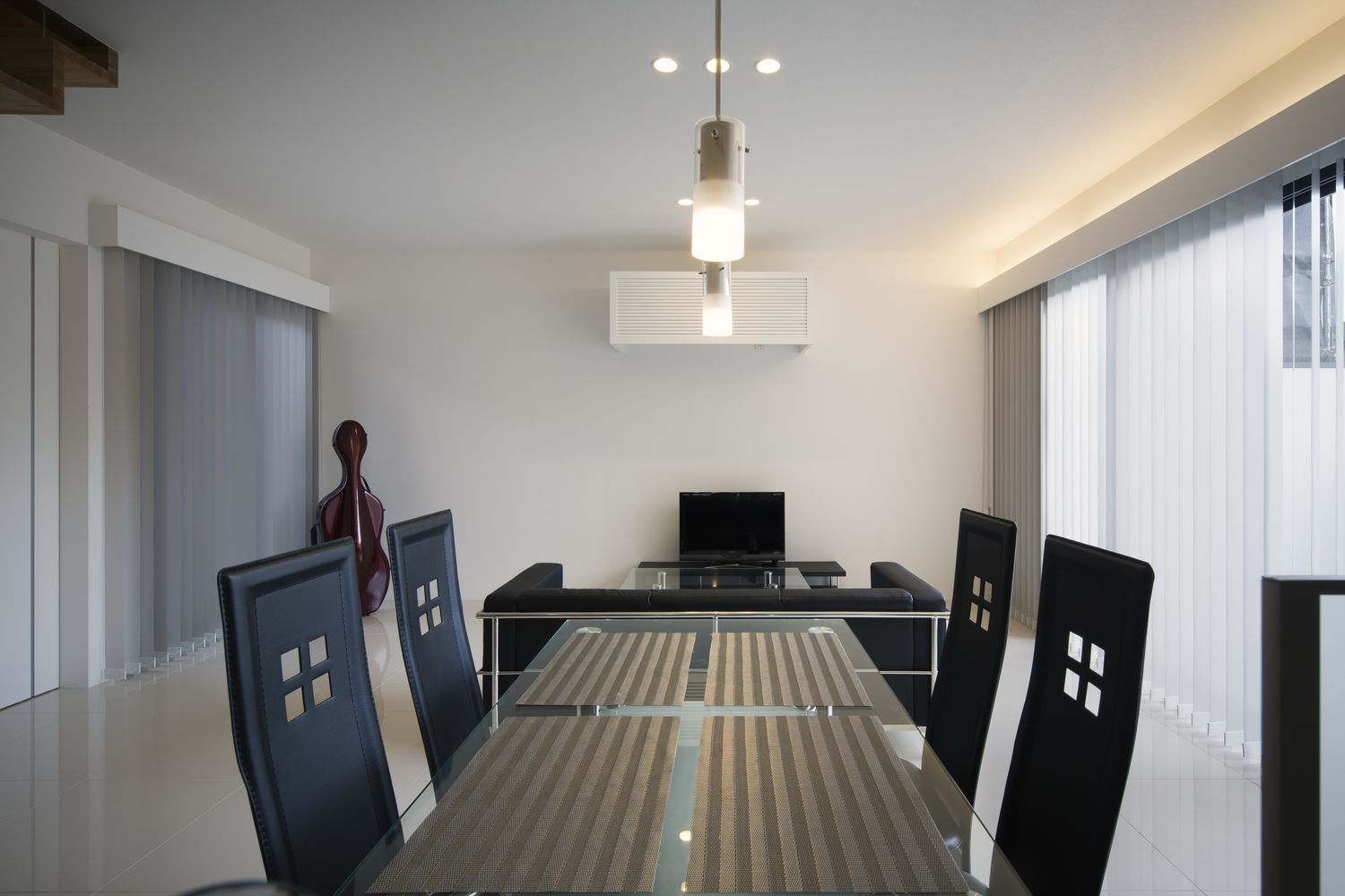 モノトーンのインテリアやガラスのダイニングテーブルがあるホテルライクな空間・デザイン住宅