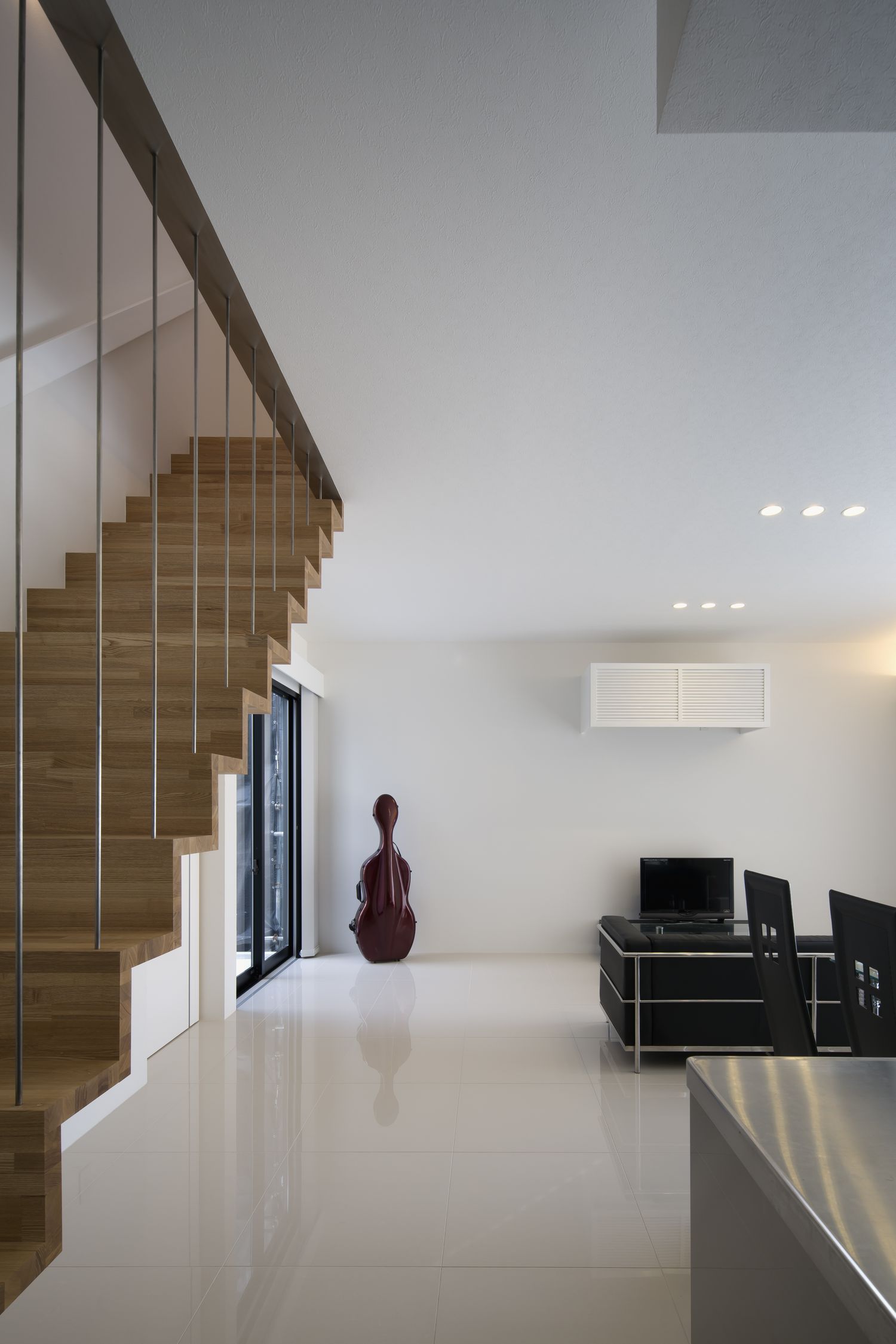 木製のスケルトンのリビングイン階段があるLDK・デザイン住宅