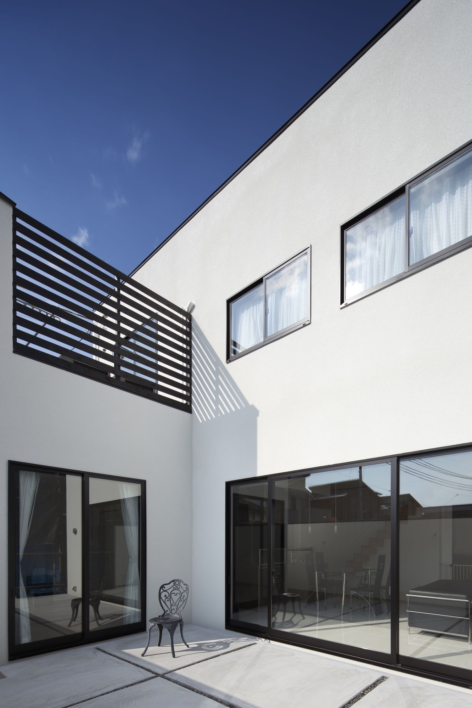 窓が二方向に面したコンクリートの中庭・デザイン住宅