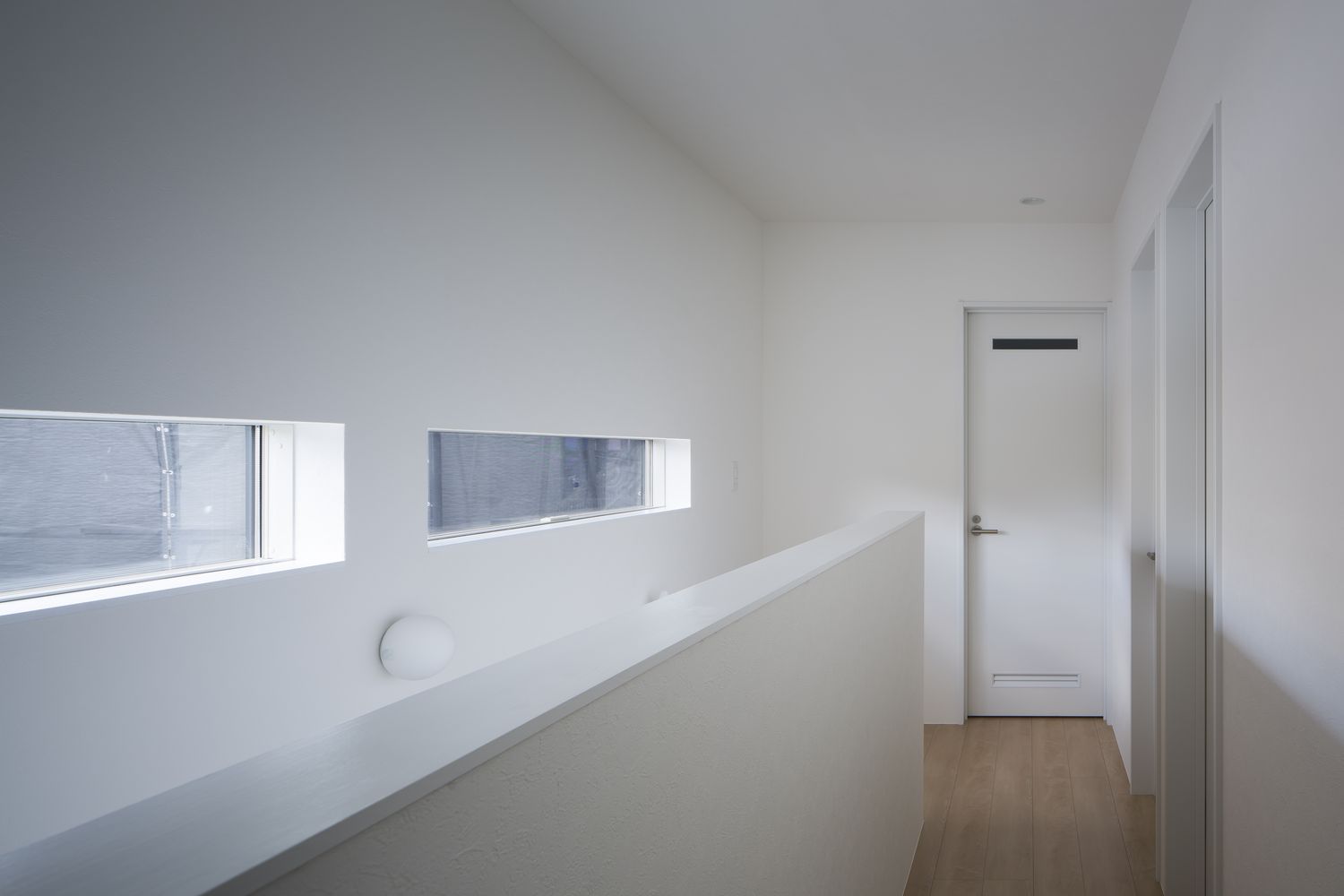 デザイン住宅建築実例_外観・注文住宅『CASE312 エッジの効いた家』の建築実例・施⼯例の写真・建物外観全体