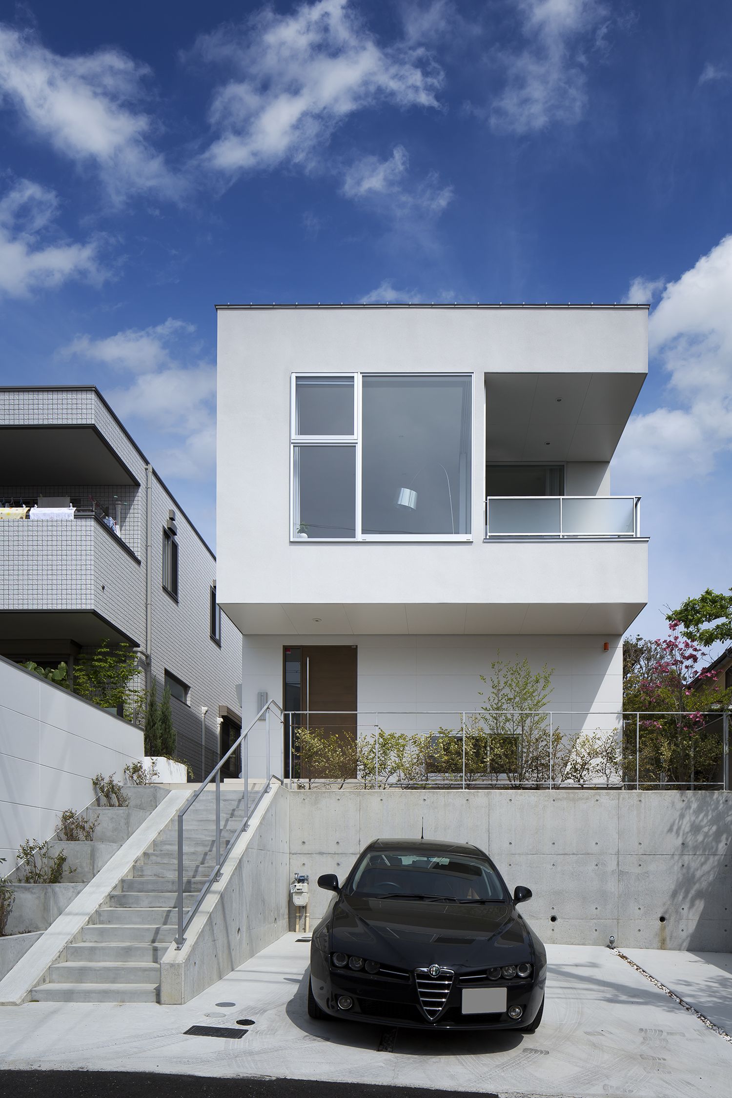 デザイン住宅建築実例_外観・注文住宅『CASE314 高台の家』の建築実例・施⼯例の写真・建物外観全体