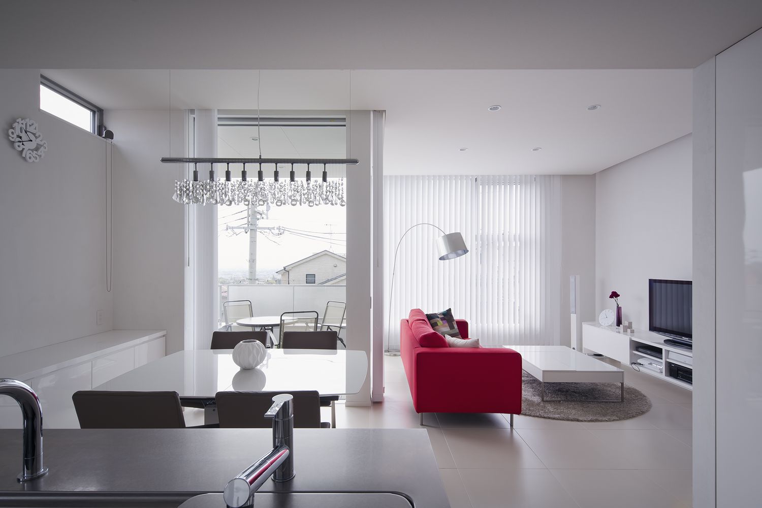 バルコニーに面した大きな窓がある白いLDK・デザイン住宅