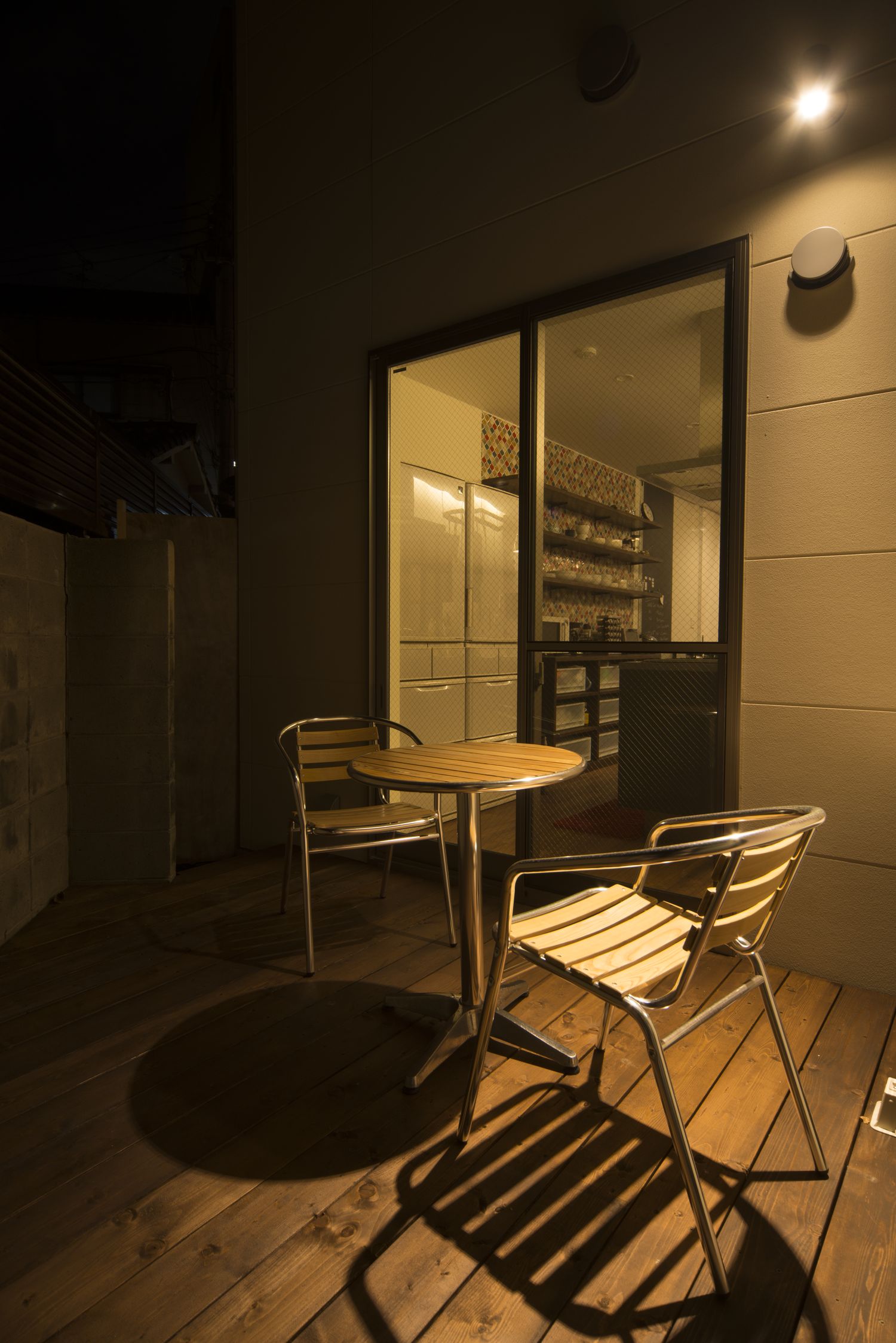 椅子とテーブルを置いたウッドデッキのバルコニー・デザイン住宅