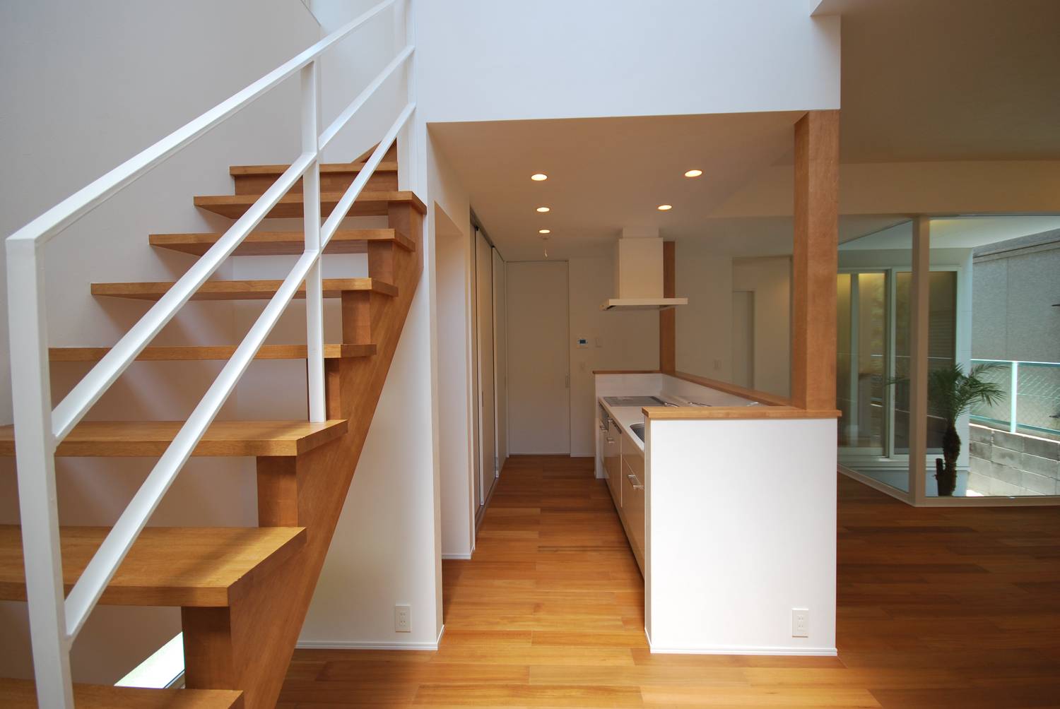 下がり天井になっている腰壁付きの対面キッチン・デザイン住宅