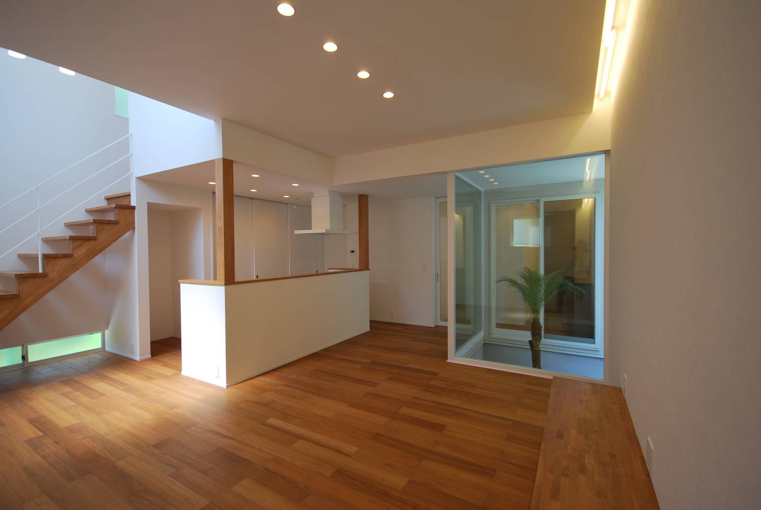 中庭に面した窓や吹き抜けがある開放的でおしゃれなLDK・デザイン住宅