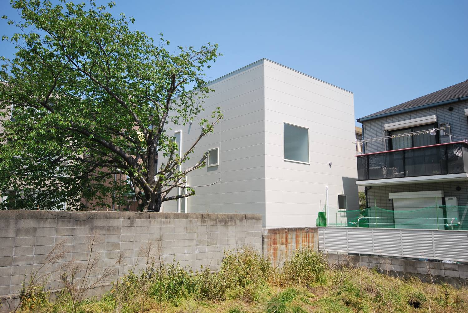 シンプルなキューブ状の外観の家・デザイン住宅