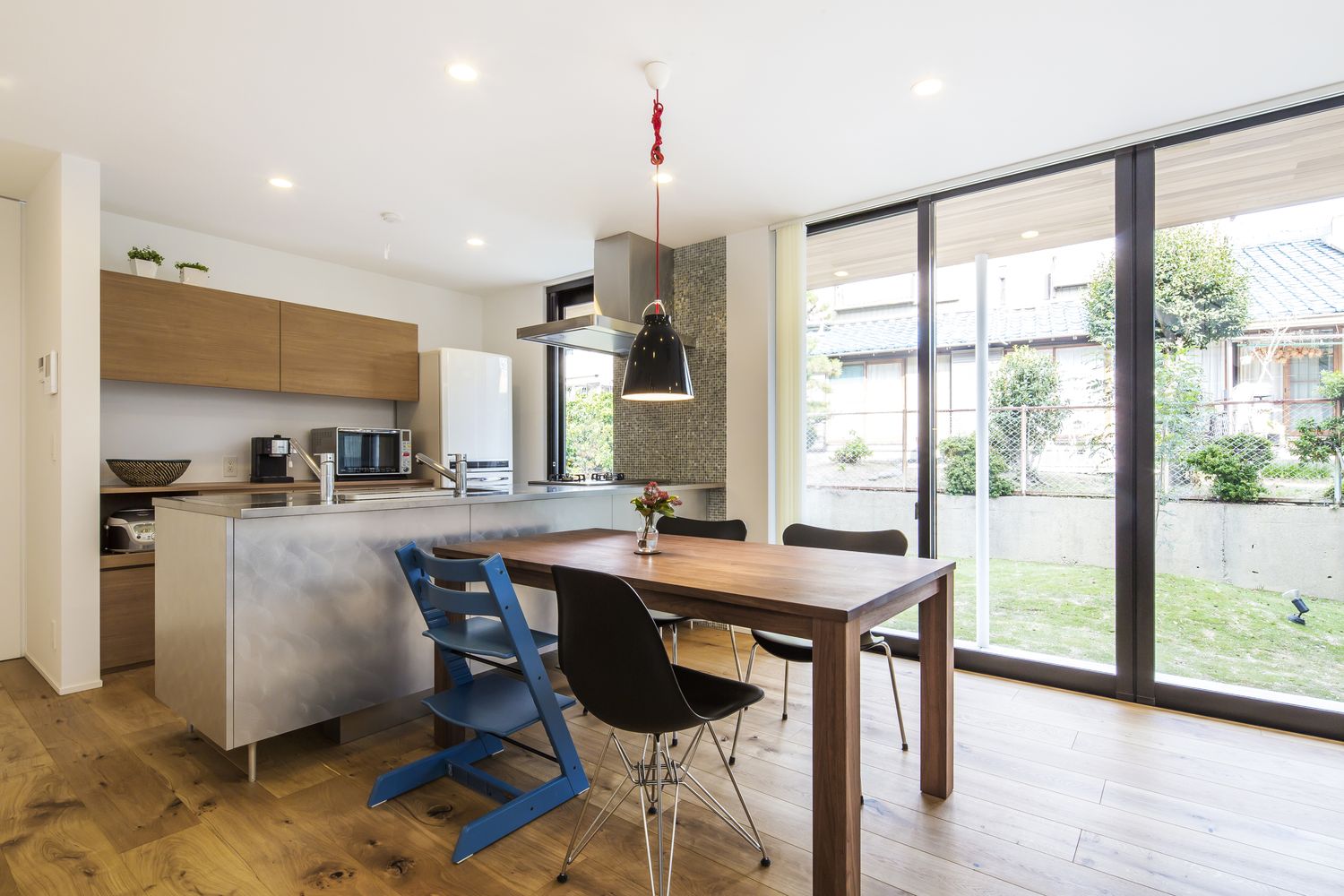 庭に面した大きな窓がある明るくて開放的なLDK・デザイン住宅