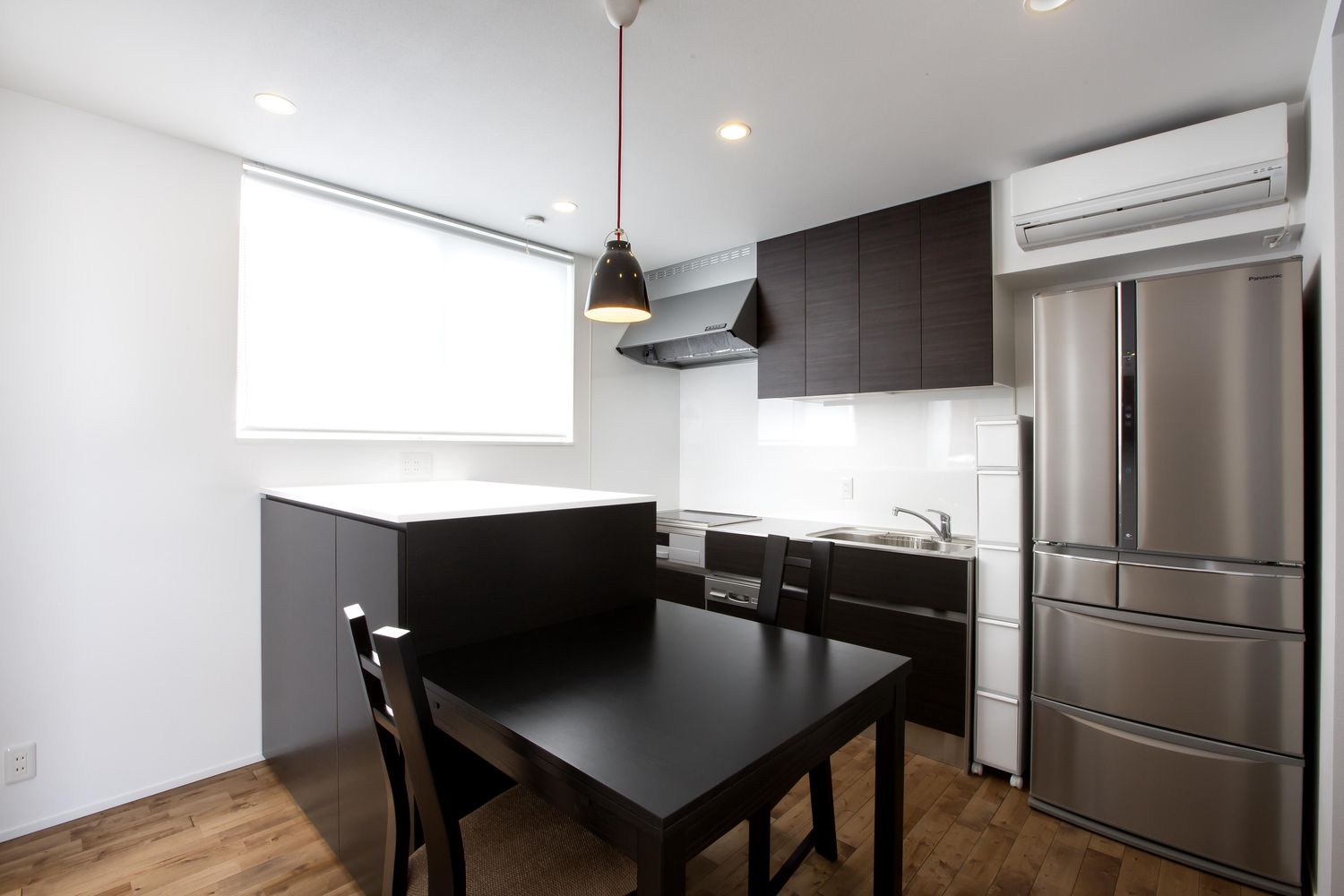 キッチンの隣にダイニングテーブルを配置したコンパクトな動線・デザイン住宅