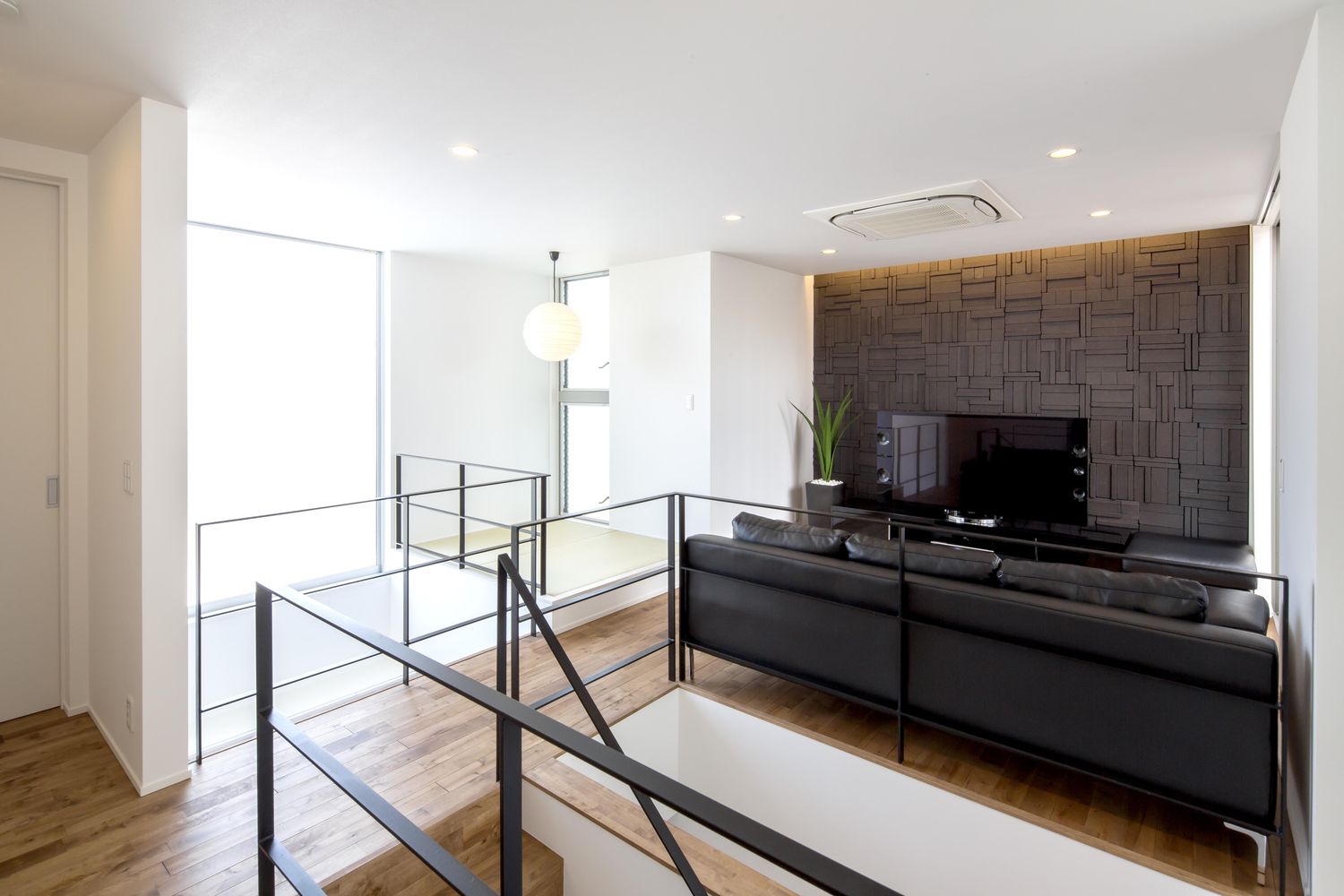 吹き抜けに面した二階LDK・デザイン住宅