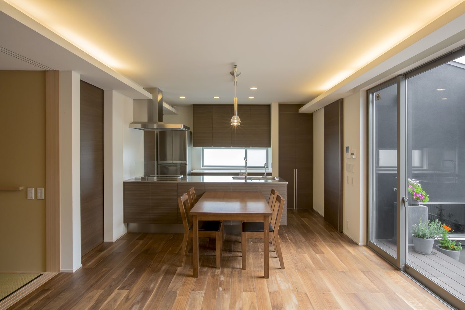 テラスに面した大きな窓がある明るくておしゃれなLDK・デザイン住宅