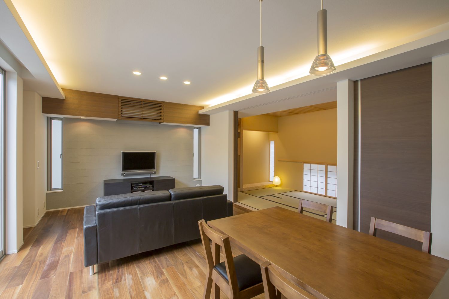 壁際に間接照明を取り付けた和室スペースのあるLDK・デザイン住宅