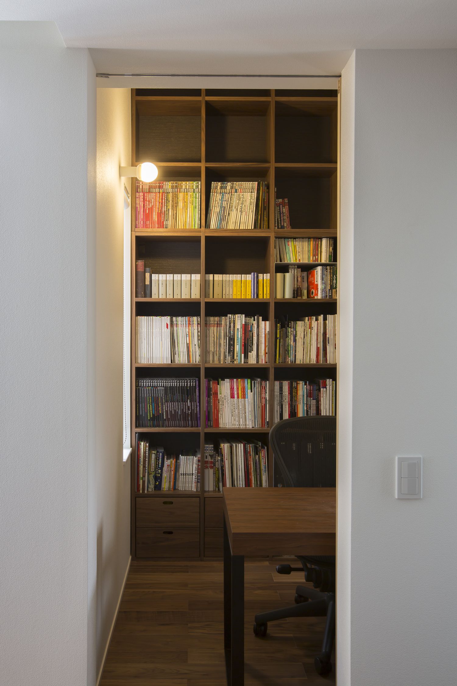 壁一面に本棚を置いたコンパクトな書斎・デザイン住宅