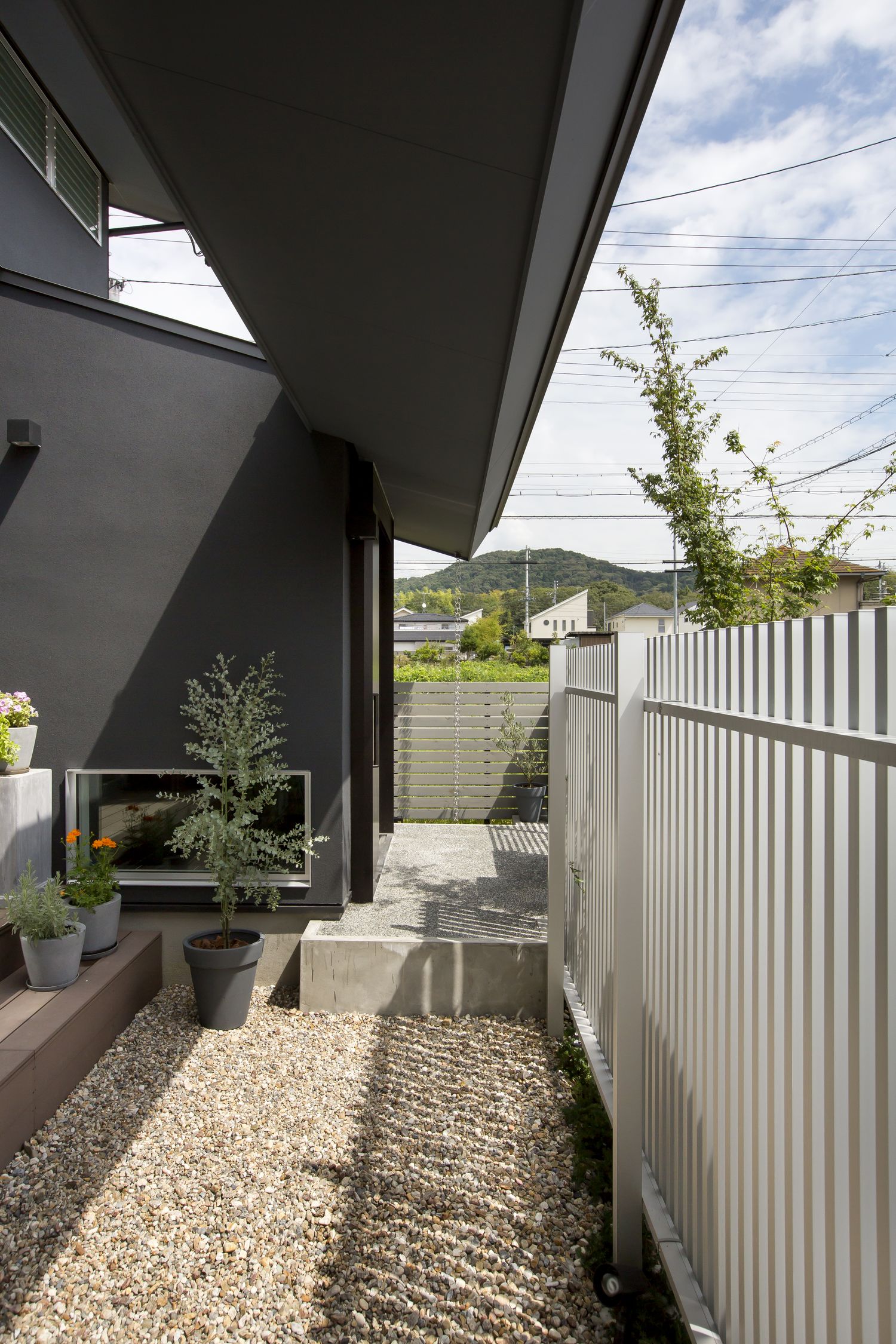 シルバーのルーバーの目隠しを取り付けた中庭がある家・デザイン住宅