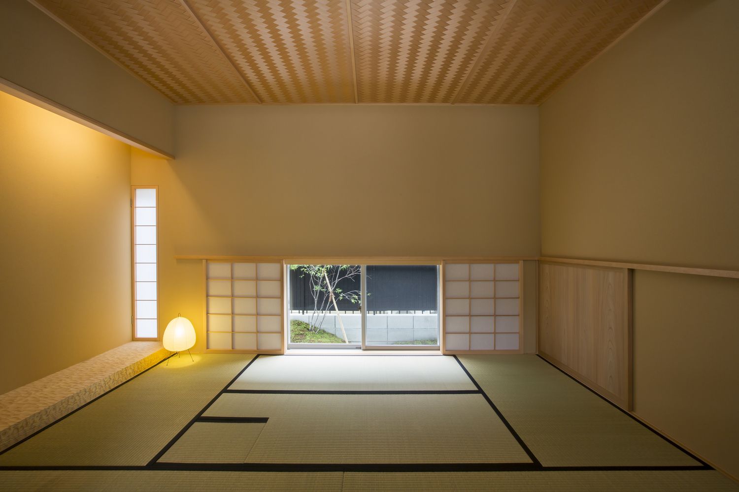 障子付きの地窓がある木目の天井のモダンな和室・デザイン住宅