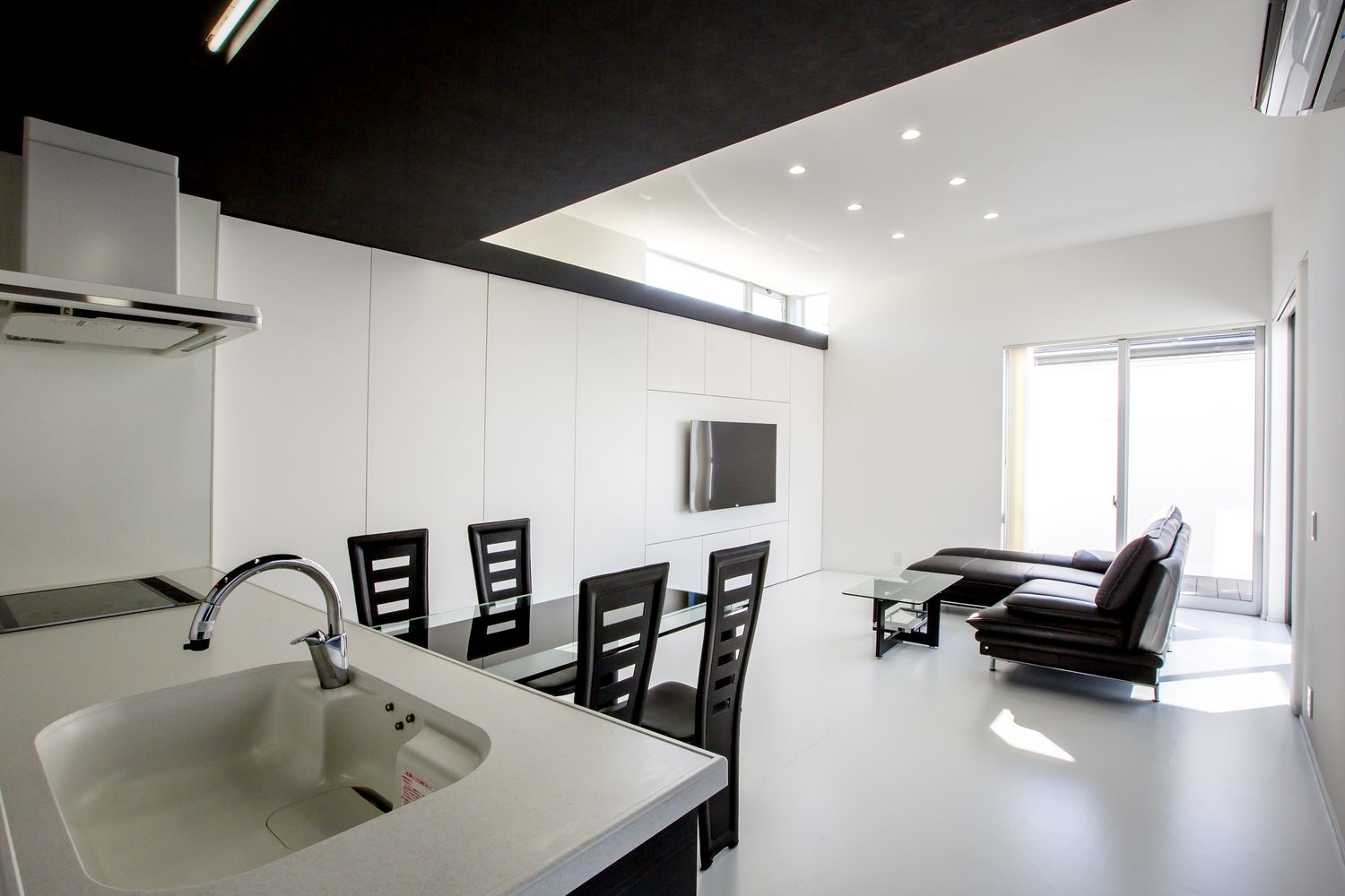 モノトーンの生活感の少ないLDK・デザイン住宅