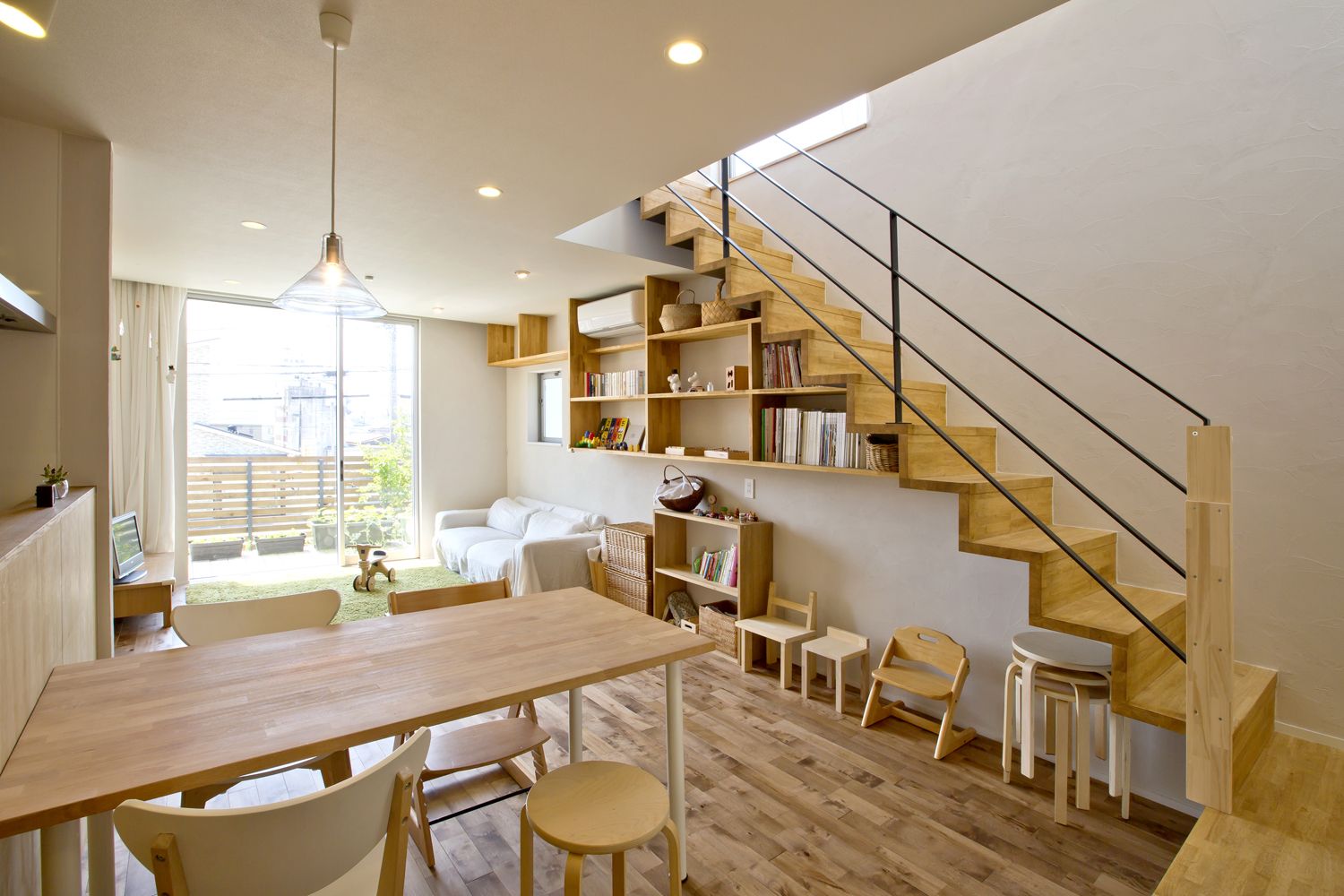 木のリビングイン階段やダイニングテーブルを置いた温かみのあるLDK・デザイン住宅