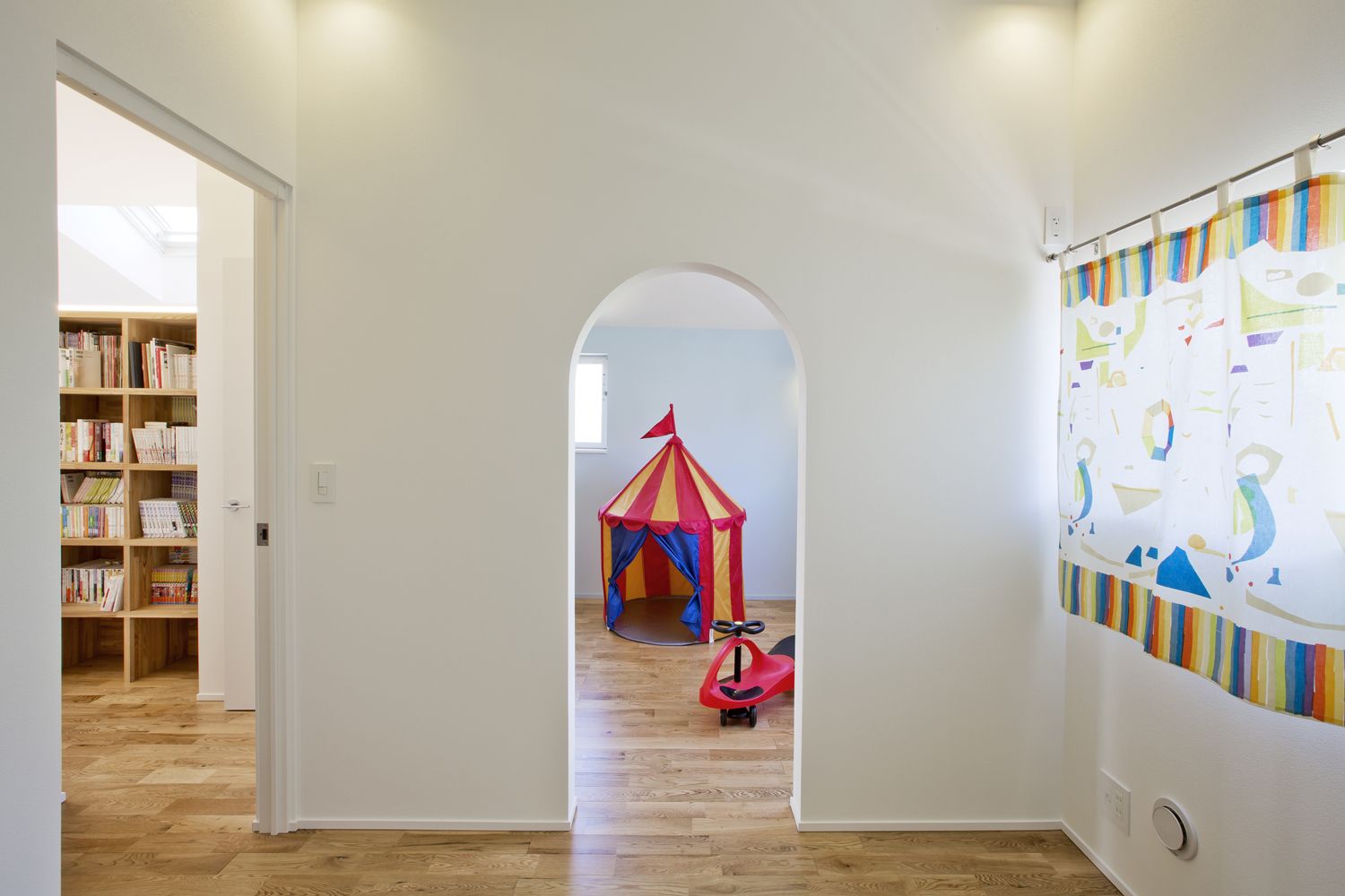 壁をくりぬいて入口を作った子供部屋・デザイン住宅