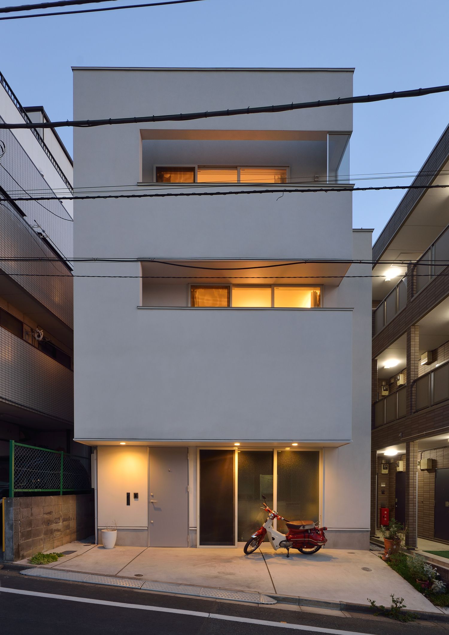 シンプルな白い外壁の三階建て住宅・デザイン住宅