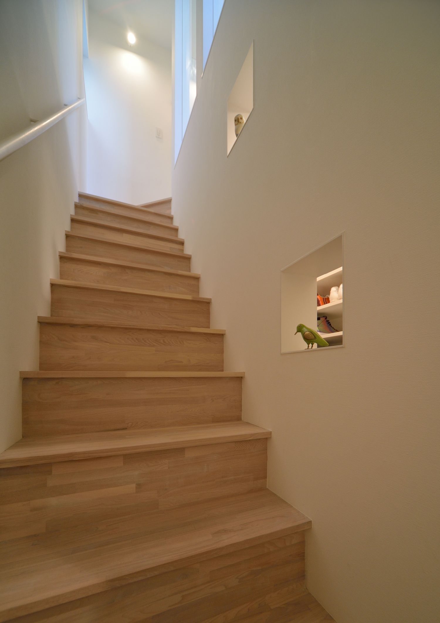 壁にニッチを取り付けた木製の箱型階段・デザイン住宅