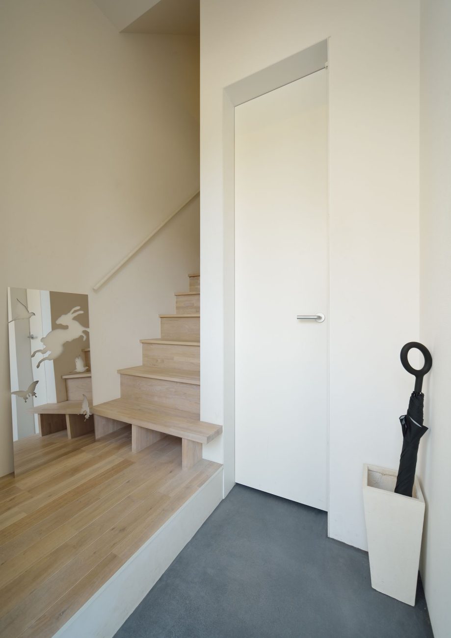 玄関のそばに階段があるコンパクトな動線・デザイン住宅