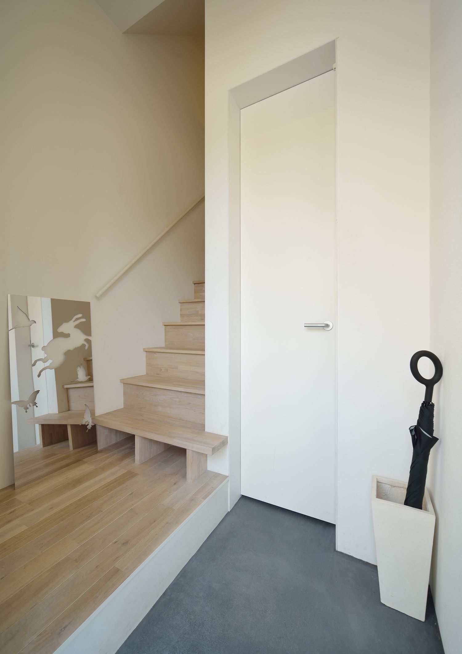 玄関のそばに階段があるコンパクトな動線・デザイン住宅