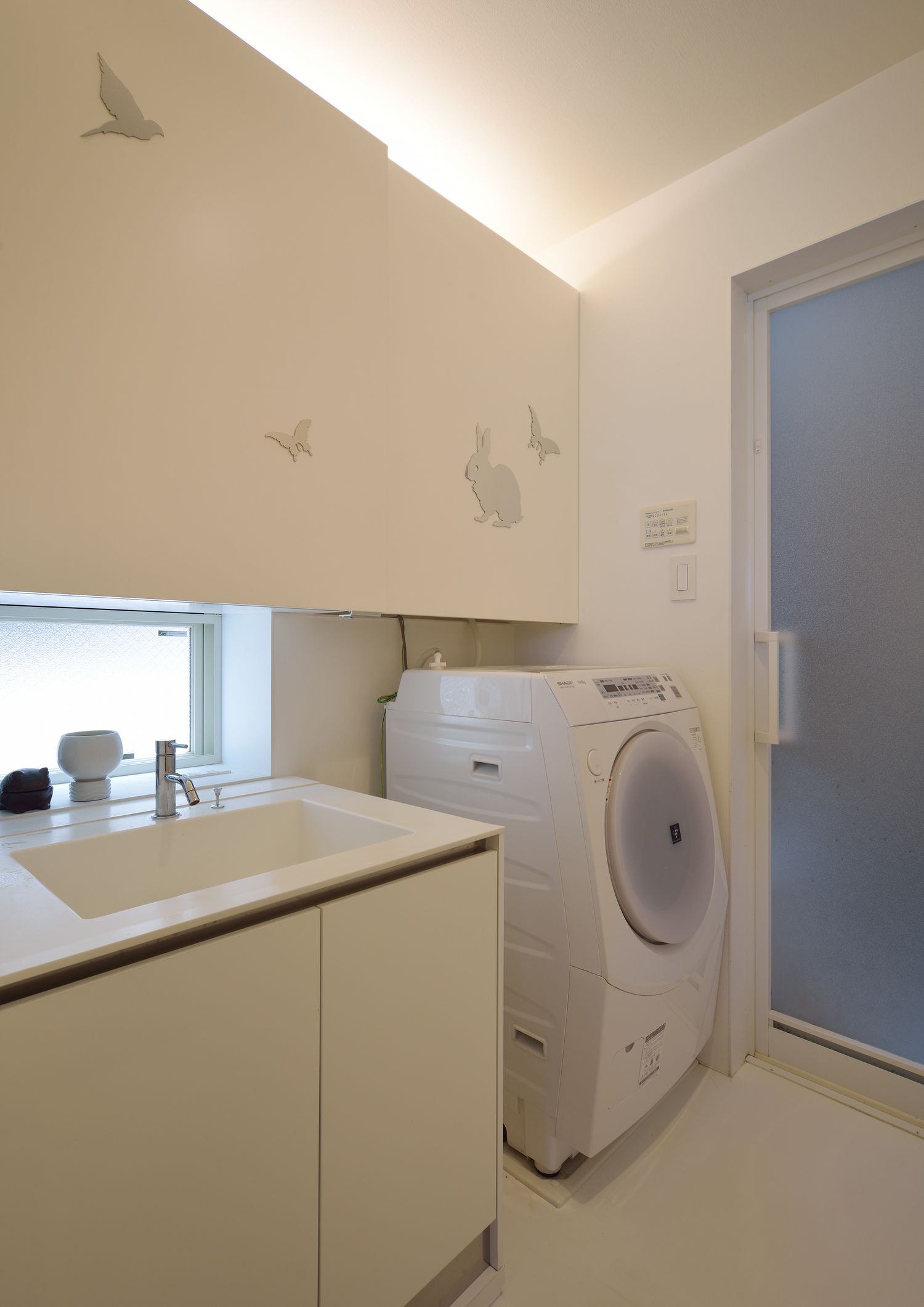 扉付きの収納や間接照明を取り付けたすっきりとした水回り・デザイン住宅