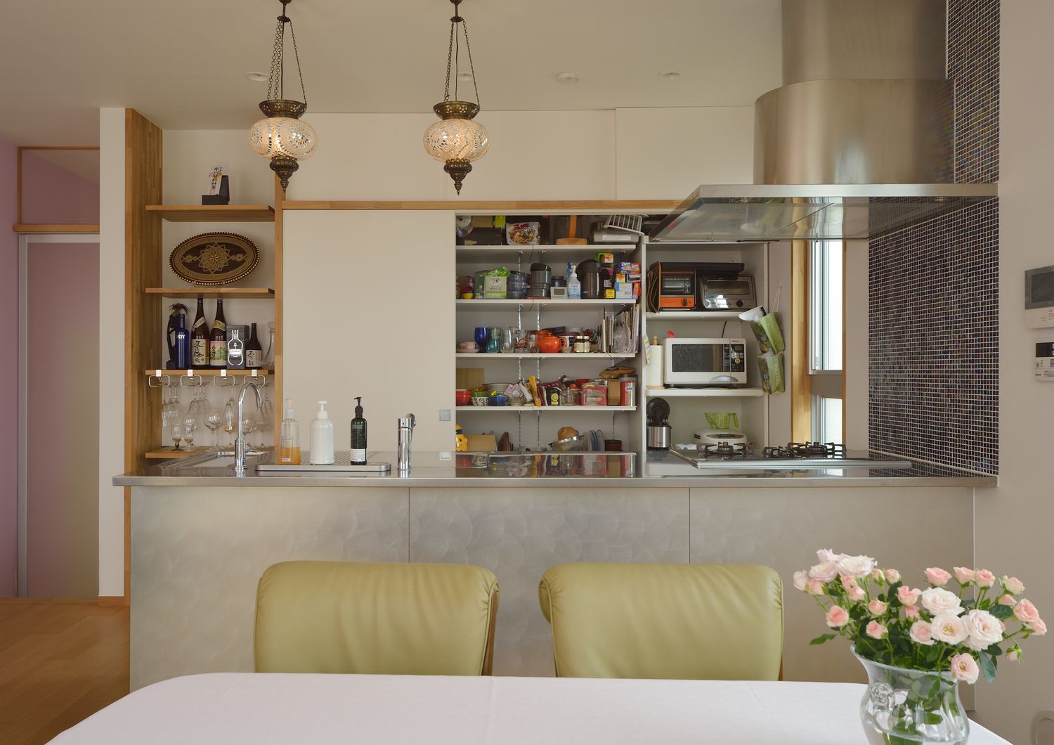 扉付きのカップボードを取り付けたペニンシュラキッチン・デザイン住宅