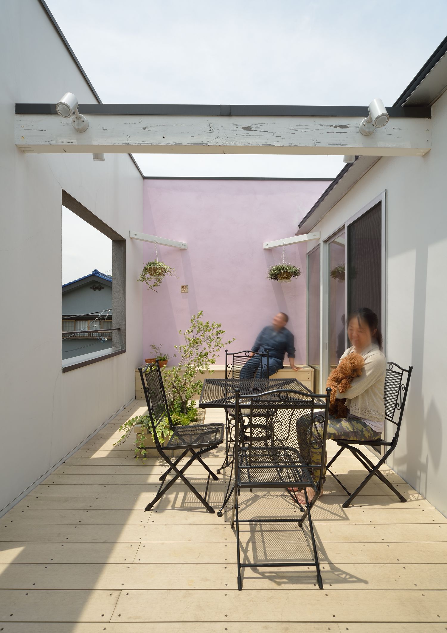 椅子やテーブルを置いたカフェ風のバルコニー・デザイン住宅