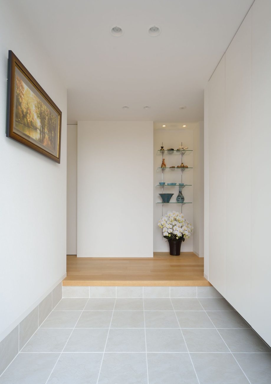 シンプルなタイルの玄関・デザイン住宅