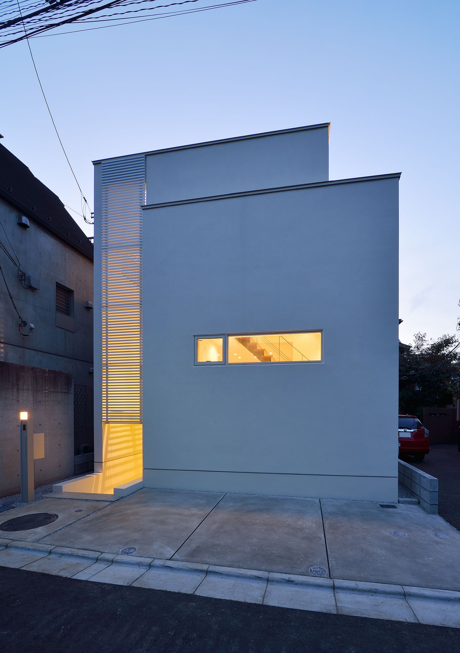 窓が少ないキューブ状のプライバシー性が高い外観の家・デザイン住宅