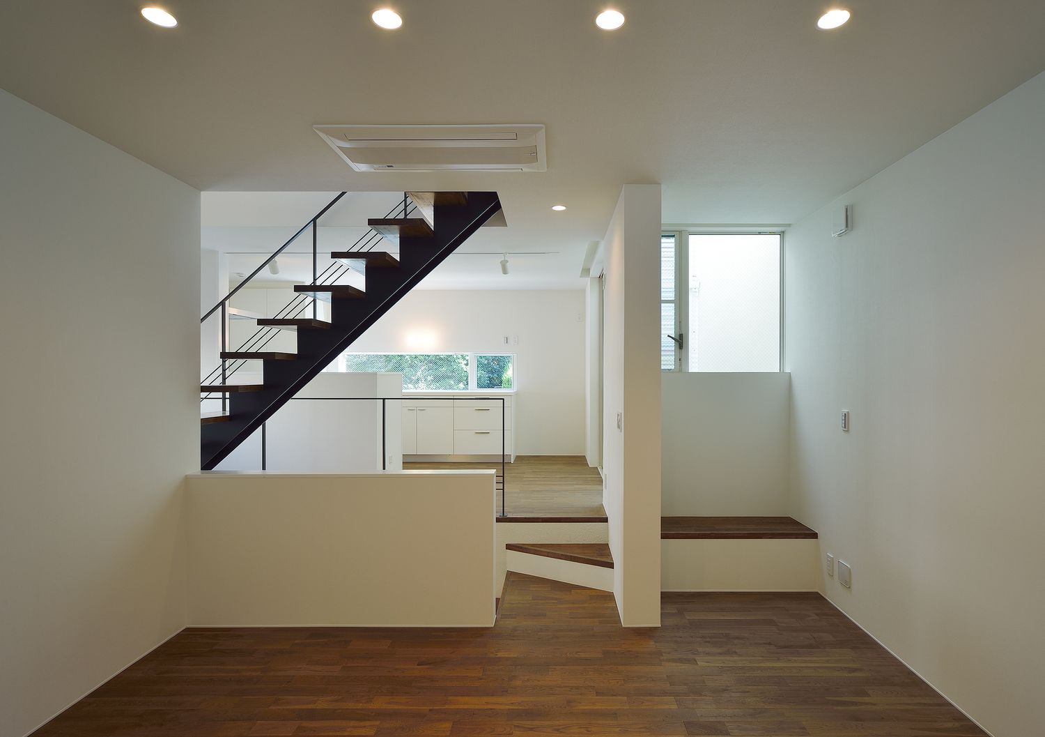 LDKの中心にあるスケルトン階段の階段室・デザイン住宅