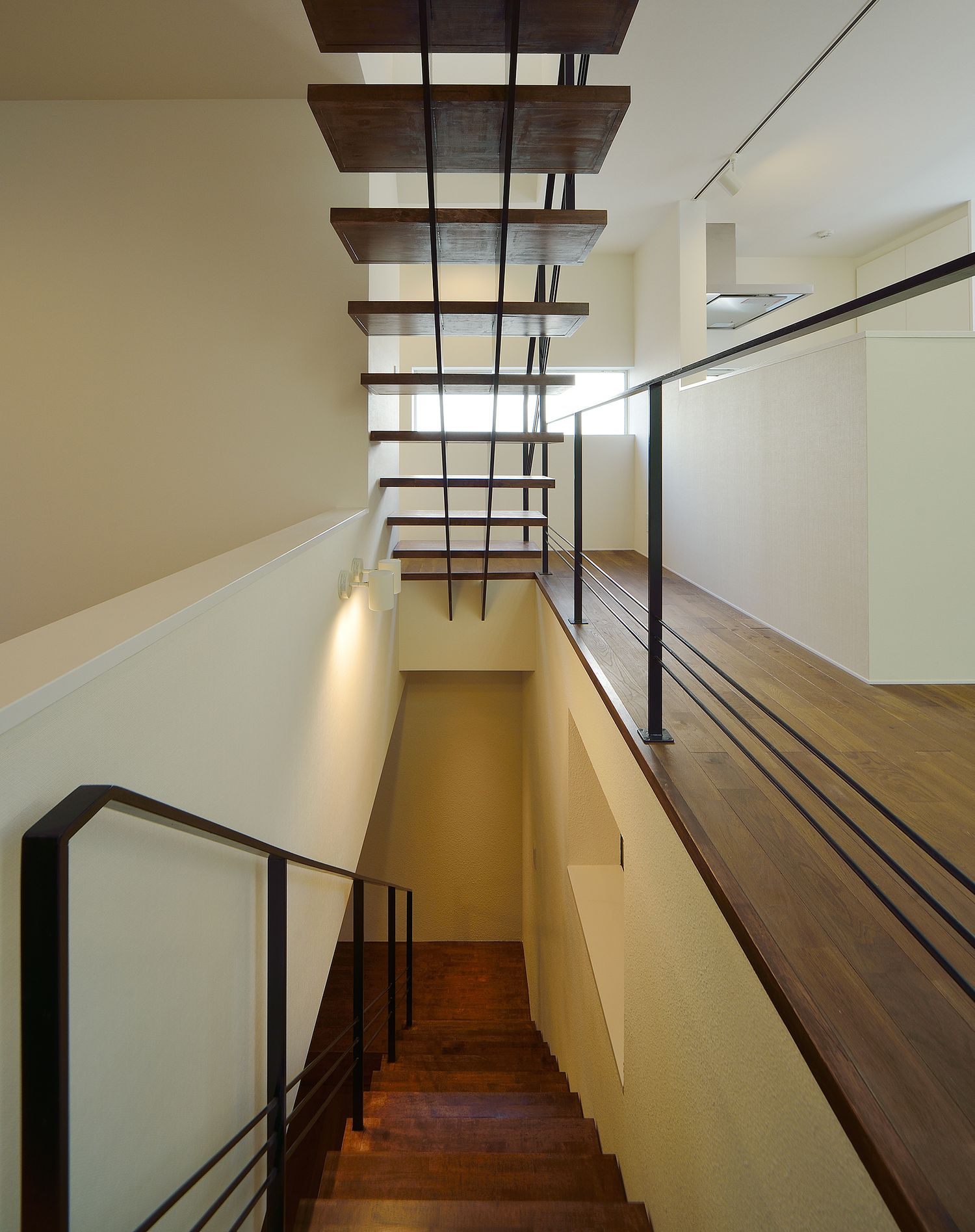 細いアイアンの手すりが取り付けられたスケルトン階段の階段室・デザイン住宅