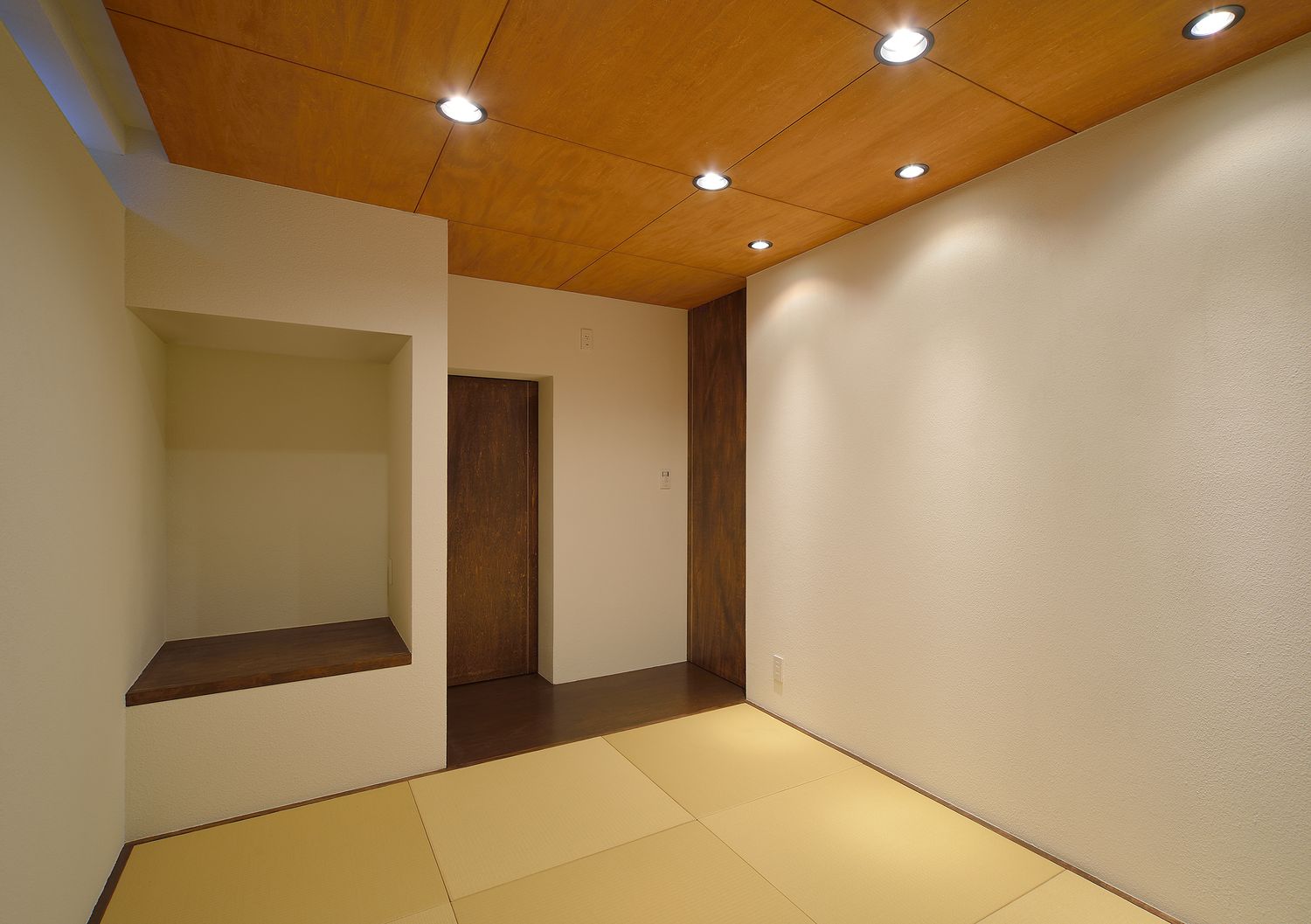 木目の天井にダウンライトを取り付けたモダンな和室・デザイン住宅