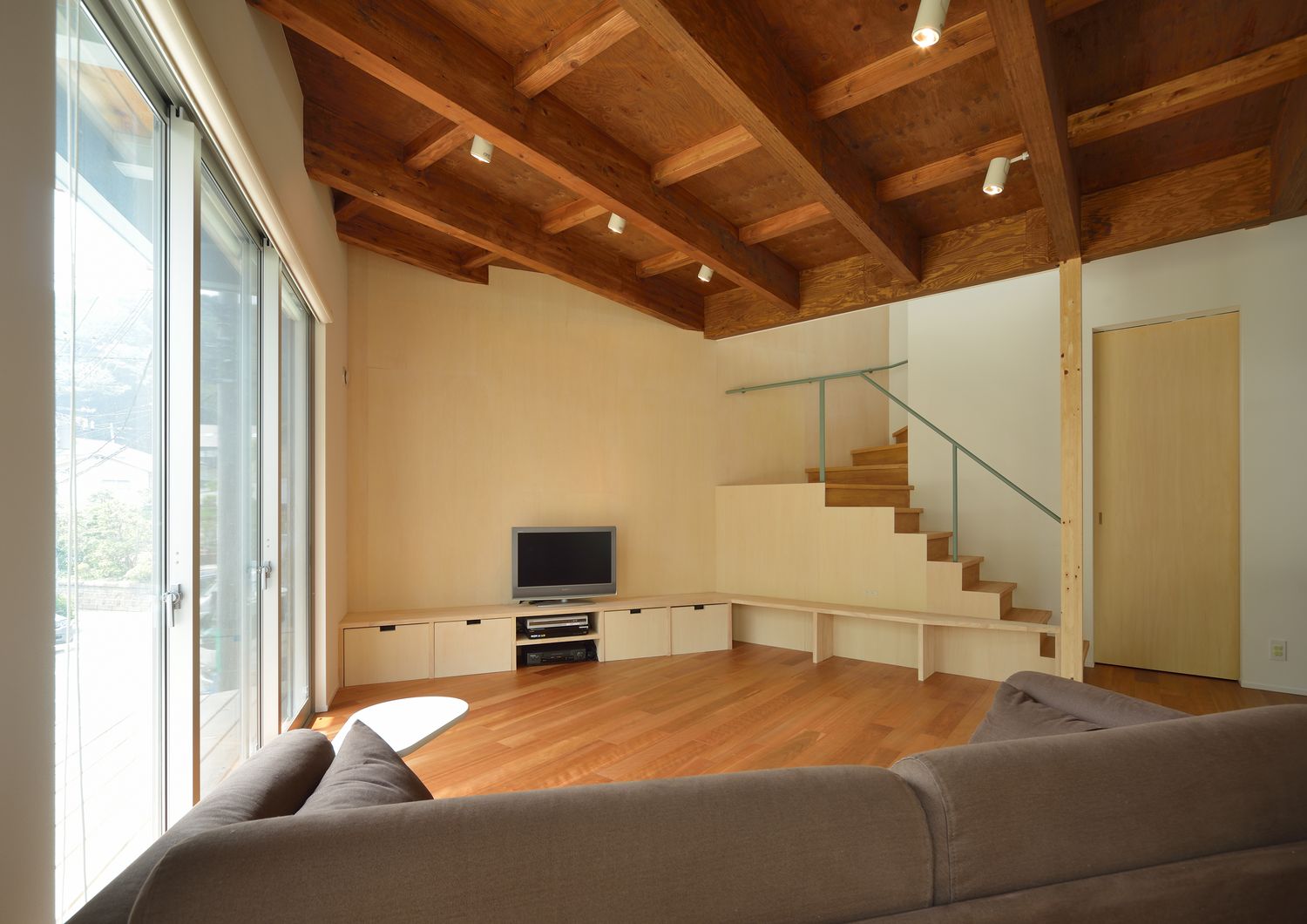 木目の梁見せ天井やリビングイン階段があるシンプルでおしゃれなLDK・デザイン住宅