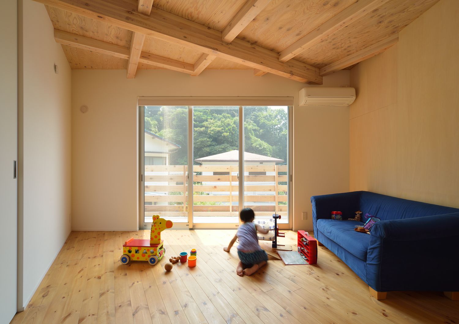 ベランダに面した窓がある木の温かみを感じる子供部屋・デザイン住宅