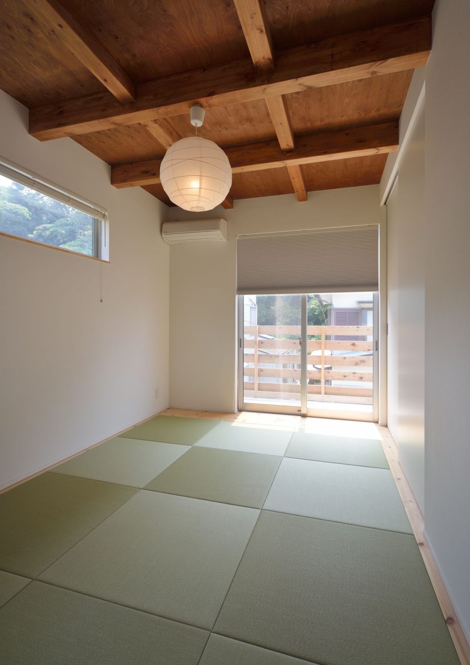木目の天井に丸い間接照明を取り付けた琉球畳のモダンな和室・デザイン住宅