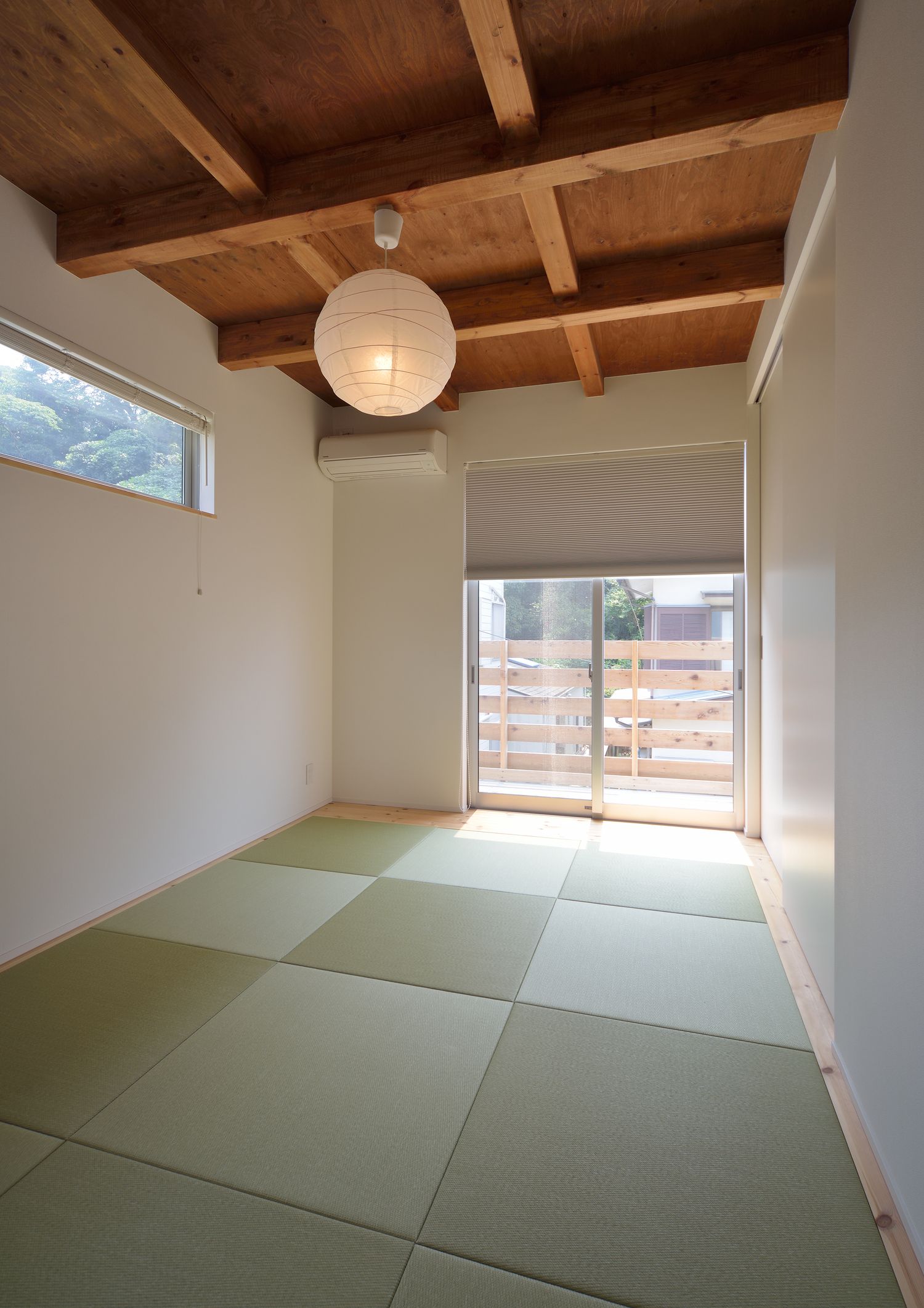 木目の天井に丸い間接照明を取り付けた琉球畳のモダンな和室・デザイン住宅