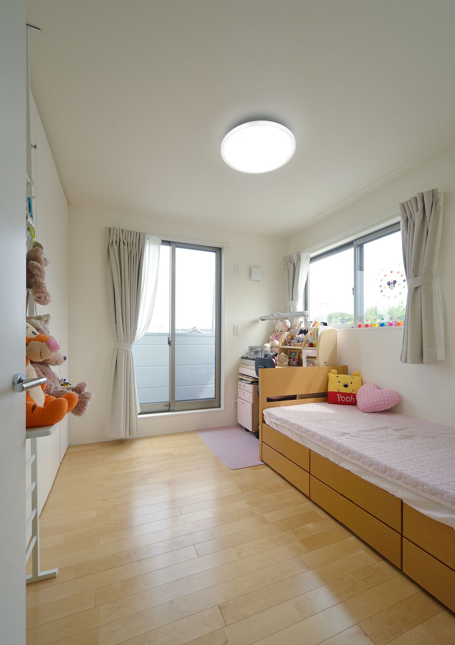 バルコニーに繋がる窓がある明るい子供部屋・デザイン住宅