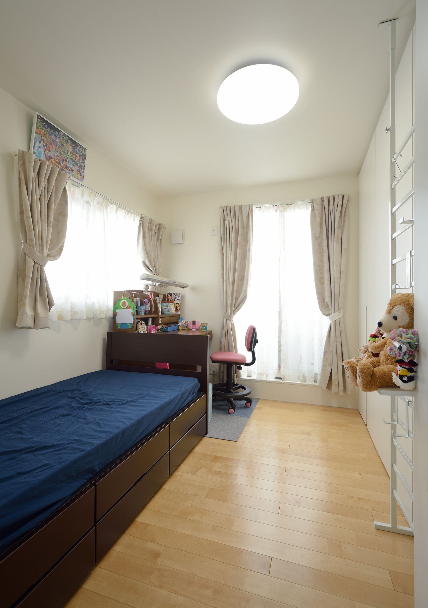 勉強机とベッドがあるシンプルでコンパクトな子供部屋・デザイン住宅