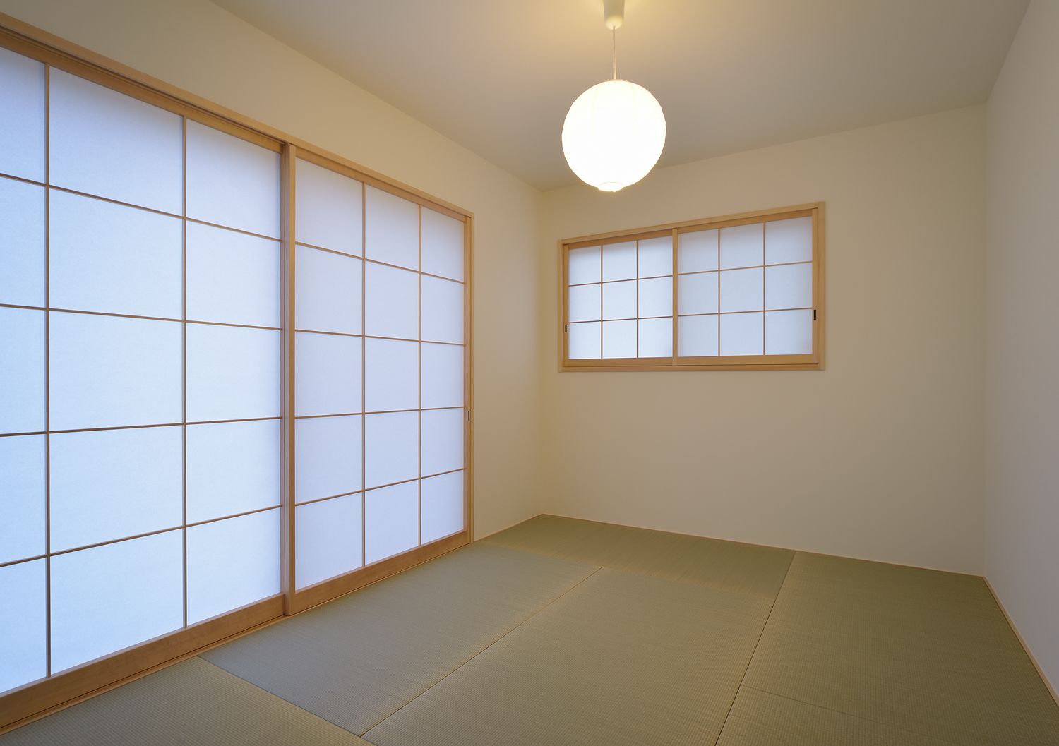 丸い間接照明を取り付けたモダンでおしゃれな和室・デザイン住宅